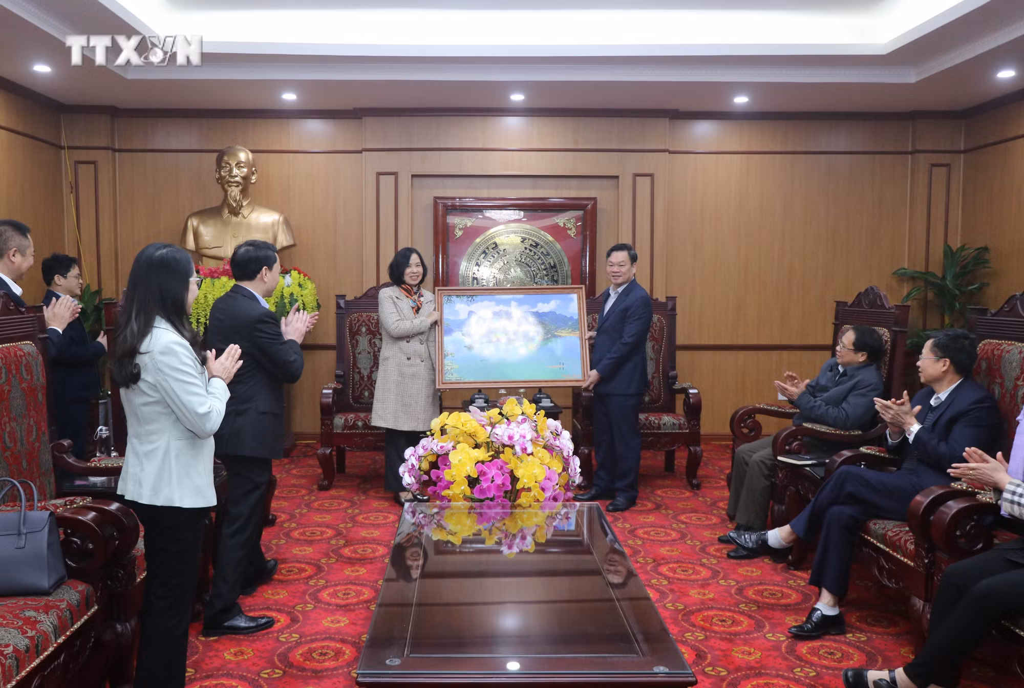 vna_potal_tong_giam_doc_thong_tan_xa_viet_nam_lam_viec_voi_tinh_bac_kan_7246627.jpg