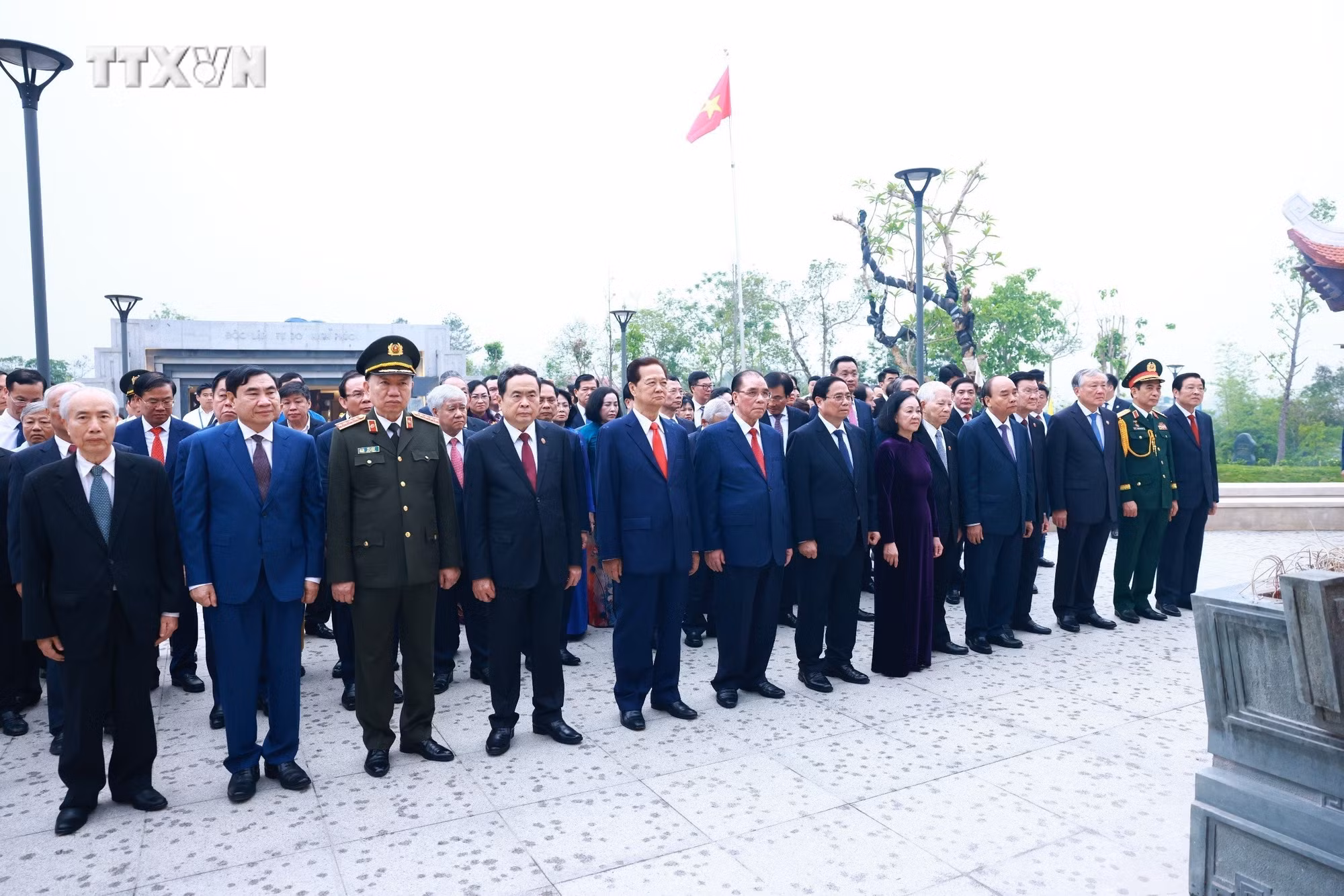 vna_potal_70_nam_chien_thang_dien_bien_phu_lanh_dao_dang_nha_nuoc_tri_an_cac_anh_hung_liet_si_tai_chien_truong_dien_bien_phu__7362838 (1).jpg