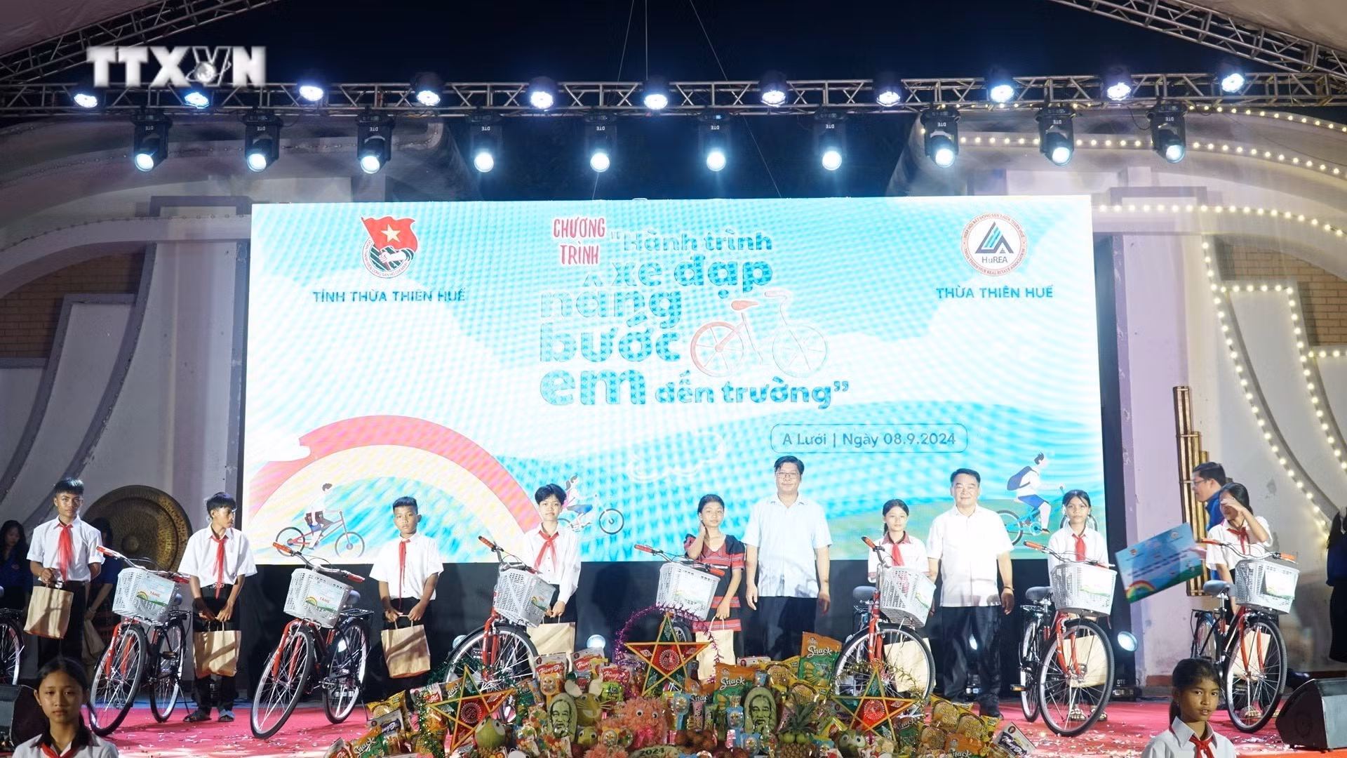 vna_potal_thua_thien_-_hue_dem_trung_thu_cho_em_tai_huyen_mien_nui_a_luoi__7581358.jpeg