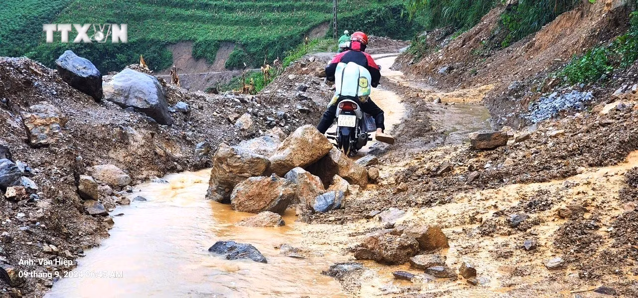 vna_potal_ha_giang_mua_lu_lon_cuon_troi_1_chau_be_4_tuoi___7582598.jpg