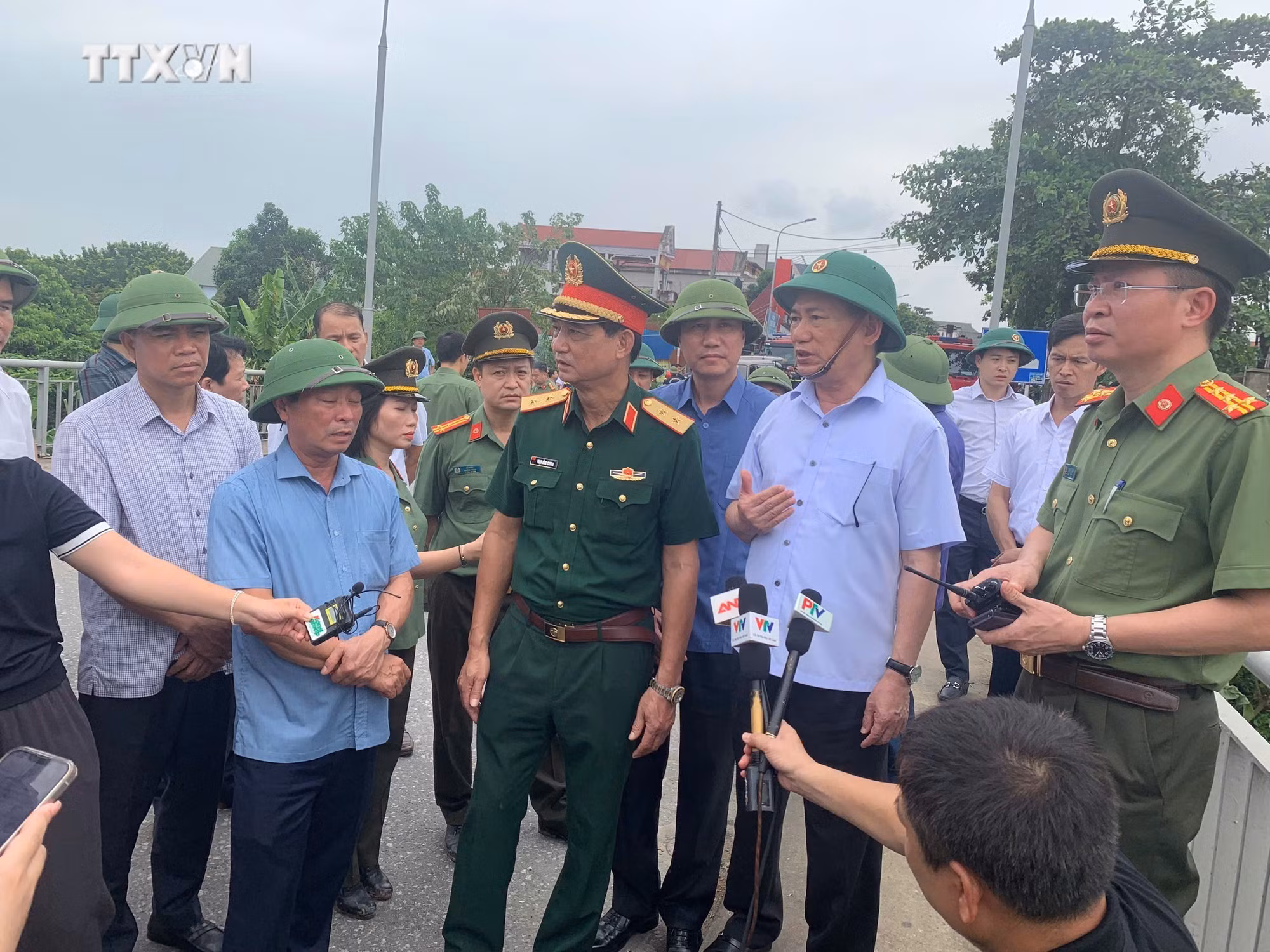 vna_potal_pho_thu_tuong_chi_dao_tap_trung_cuu_ho_nguoi_bi_nan_tai_cau_phong_chau_phu_tho_7582903.jpg