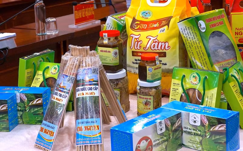 Nhiều sản phẩm trưng bày tại đợt bình xét, phân hạng sản phẩm OCOP đợt 2 năm 2021 vào sáng 27/1. Ảnh: nhandan.vn