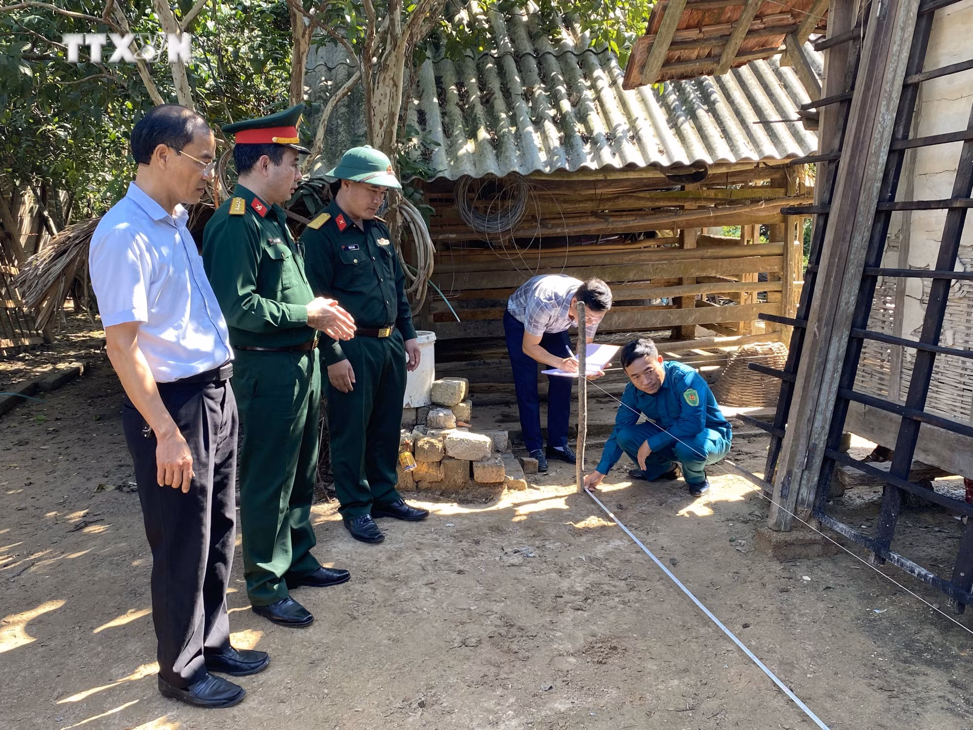 Tổng cục Hậu cần cùng các cơ quan chức năng ở địa phương đo đạc, kiểm tra hiện trạng của một ngôi nhà của người dân ở xã Gia Phố (Hương Khê, Hà Tĩnh). Ảnh: Hữu Quyết - TTXVN