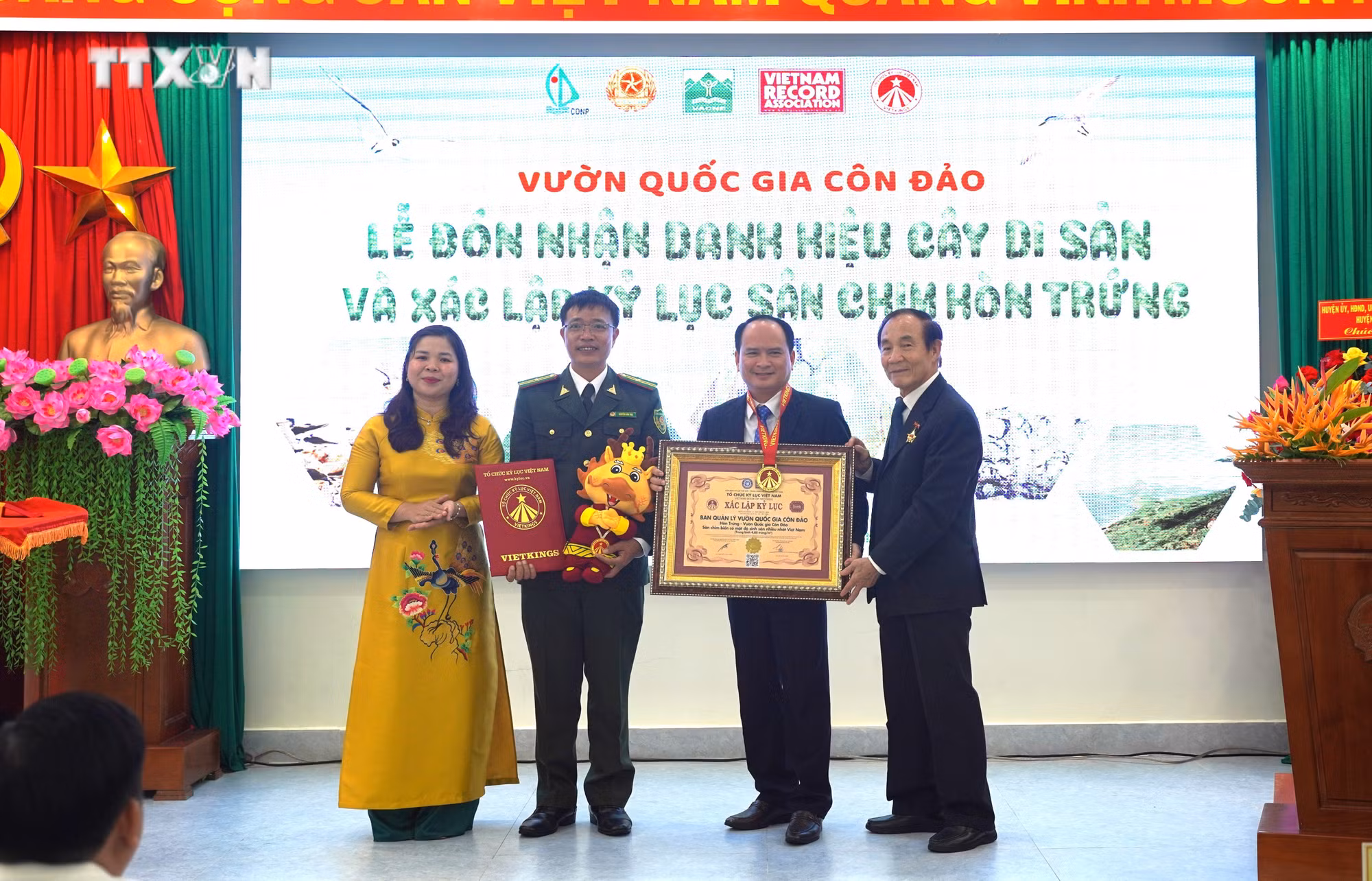 vna_potal_vuon_quoc_gia_con_dao_don_nhan_danh_hieu_cay_di_san_va_bang_xac_lap_ky_luc_san_chim_hon_trung_7729020.jpg