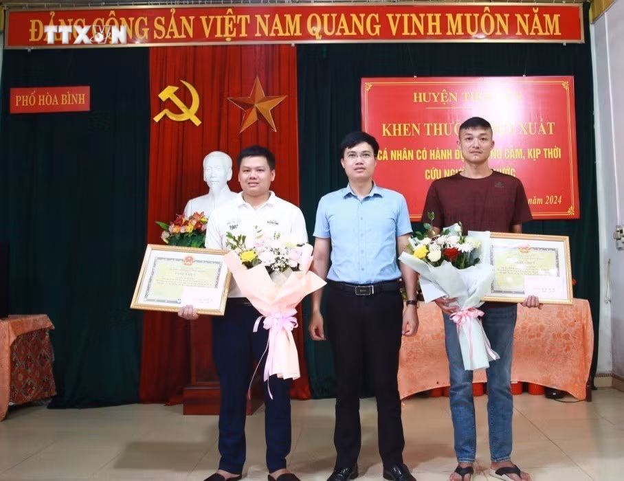 vna_potal_quang_ninh_khen_thuong_dot_xuat_2_nam_thanh_nien_cuu_nguoi_duoi_nuoc__7425511.jpg