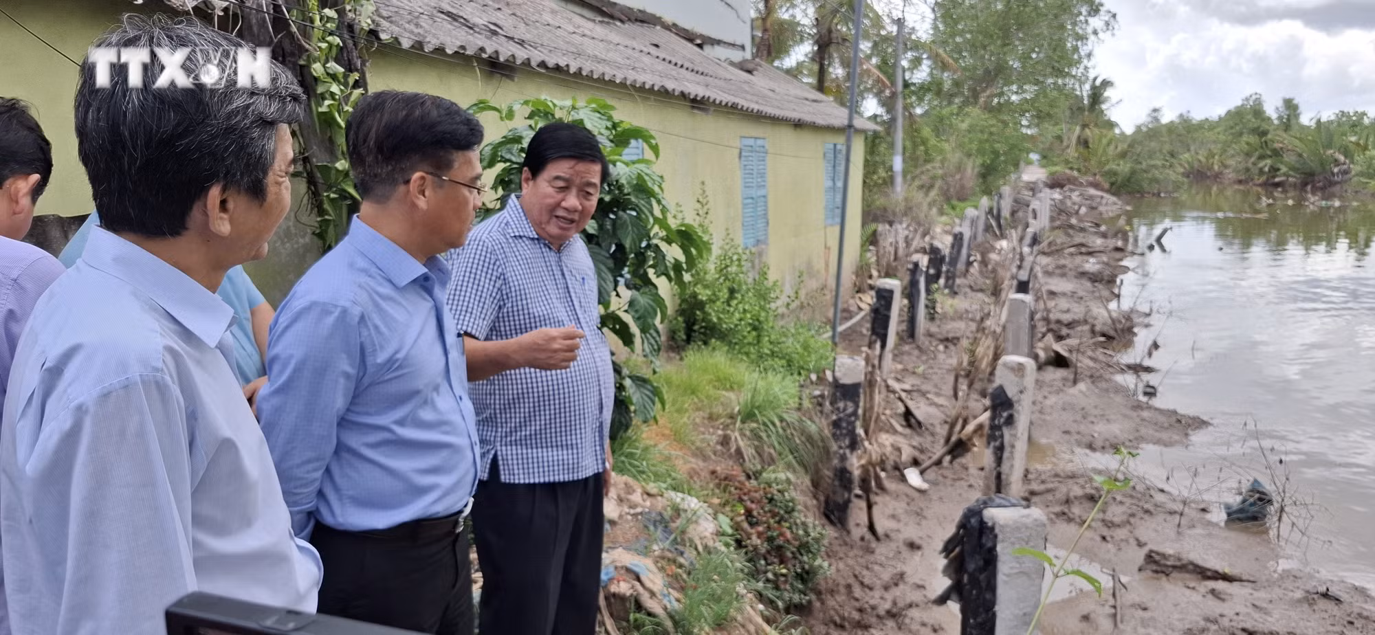 vna_potal_khan_truong_trien_khai_cac_giai_phap_bao_ve_cuoc_song_cua_nguoi_dan_ven_song_ca_mau_–_bac_lieu__7425207.jpg