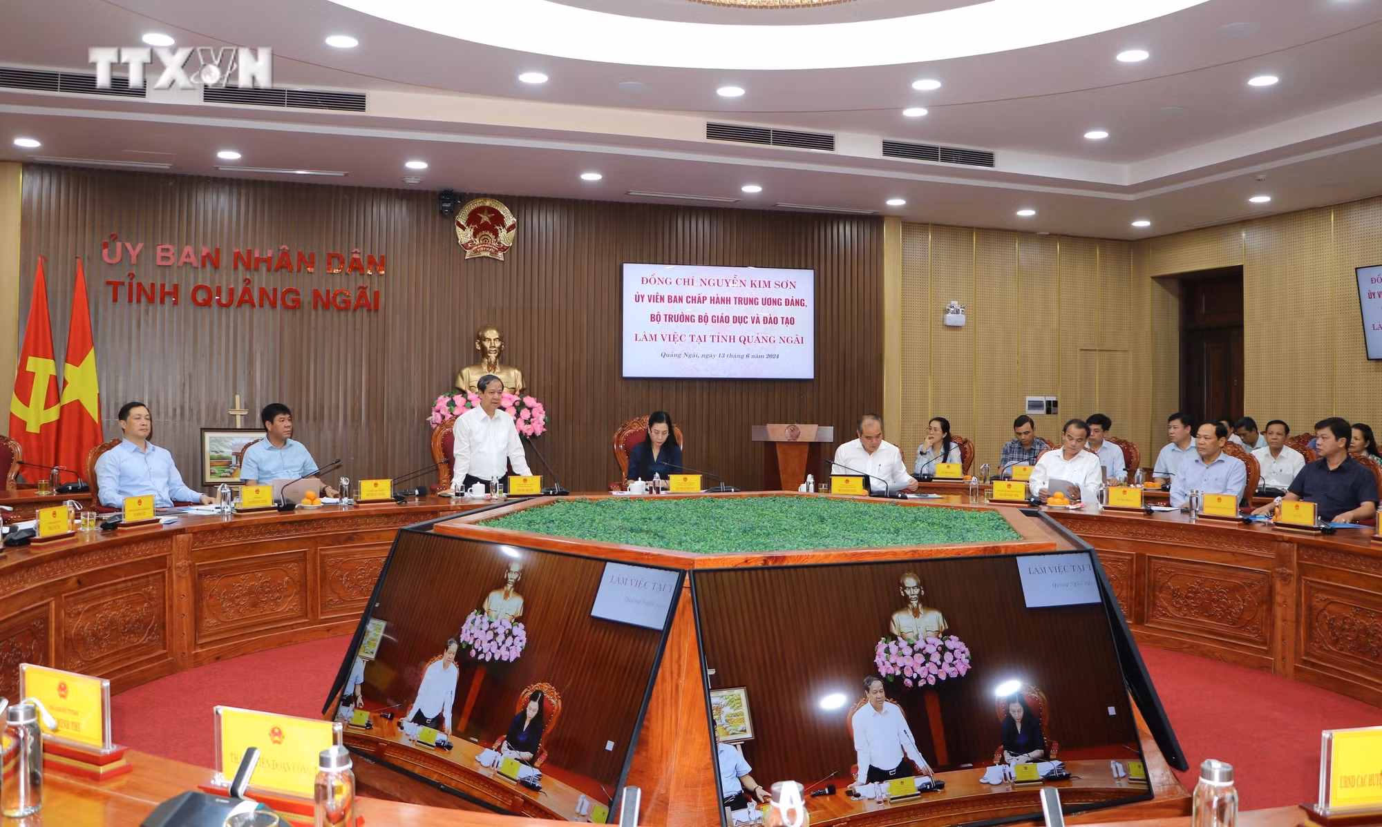 vna_potal_doan_cong_tac_bo_giao_duc_va_dao_tai_lam_viec_voi_tinh_quang_ngai__7429160.jpg
