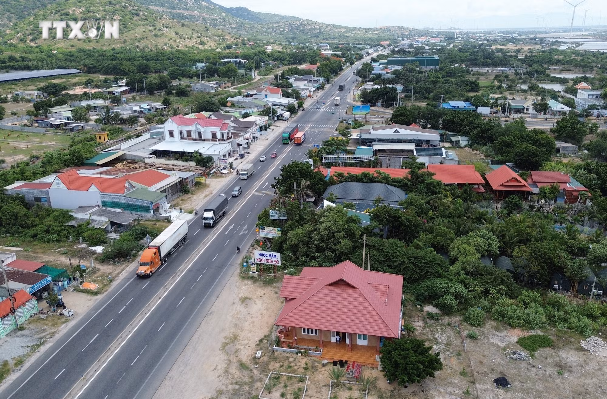 Một góc xã Cà Ná (huyện Thuận Nam, tỉnh Ninh Thuận) đạt chuẩn xã nông thôn mới nâng cao với hệ thống giao thông thuận lợi tạo động lực thúc đẩy kinh tế - xã hội của địa phương. Ảnh: Nguyễn Thành – TTXVN