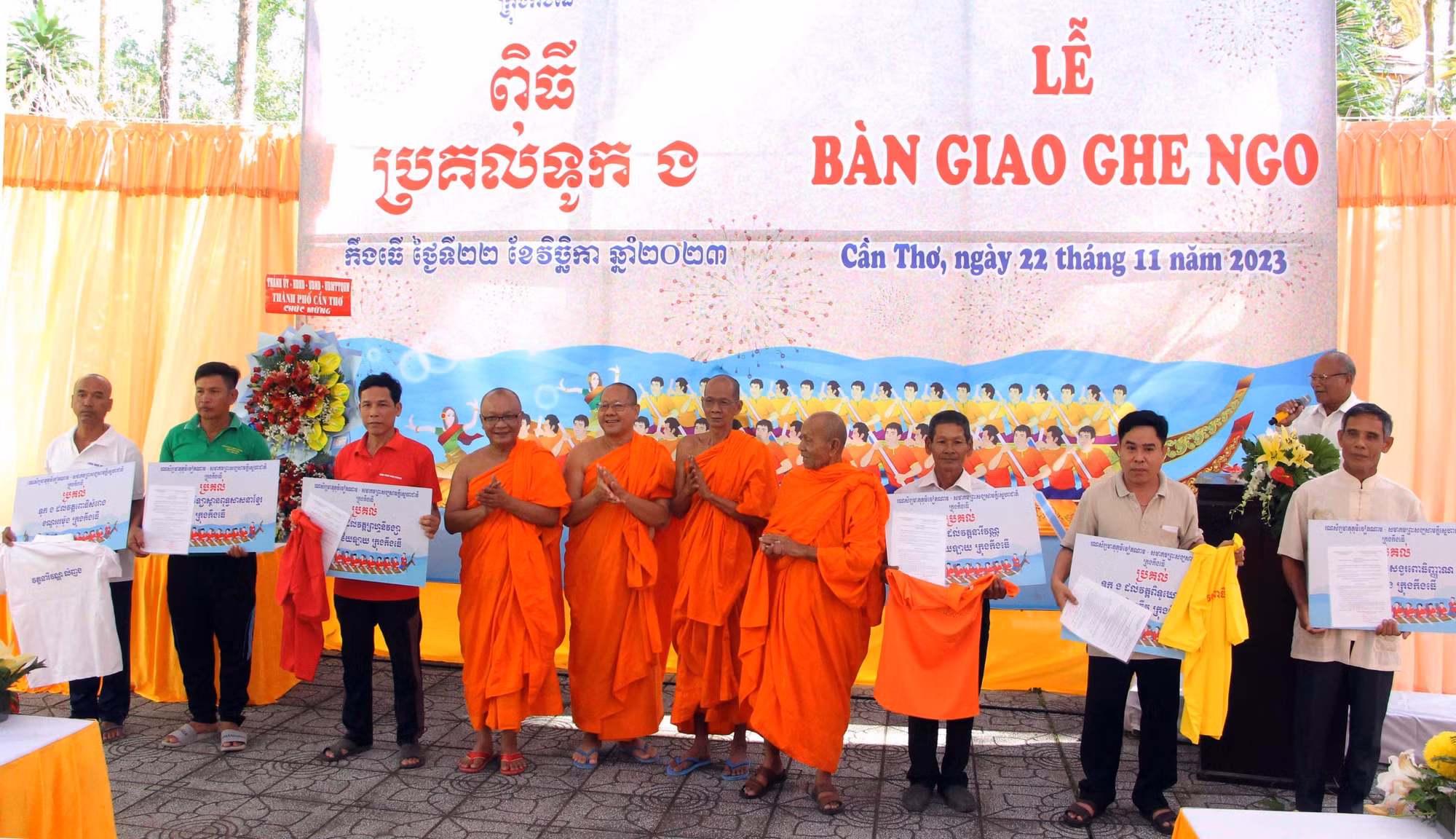 Hội Đoàn kết sư sãi yêu nước thành phố Cần Thơ trao quyết định bàn giao ghe ngo cho đại diện các chùa và Học viện Phật giáo Nam tông Khmer trên địa bàn. Ảnh: Trung Kiên - TTXVN