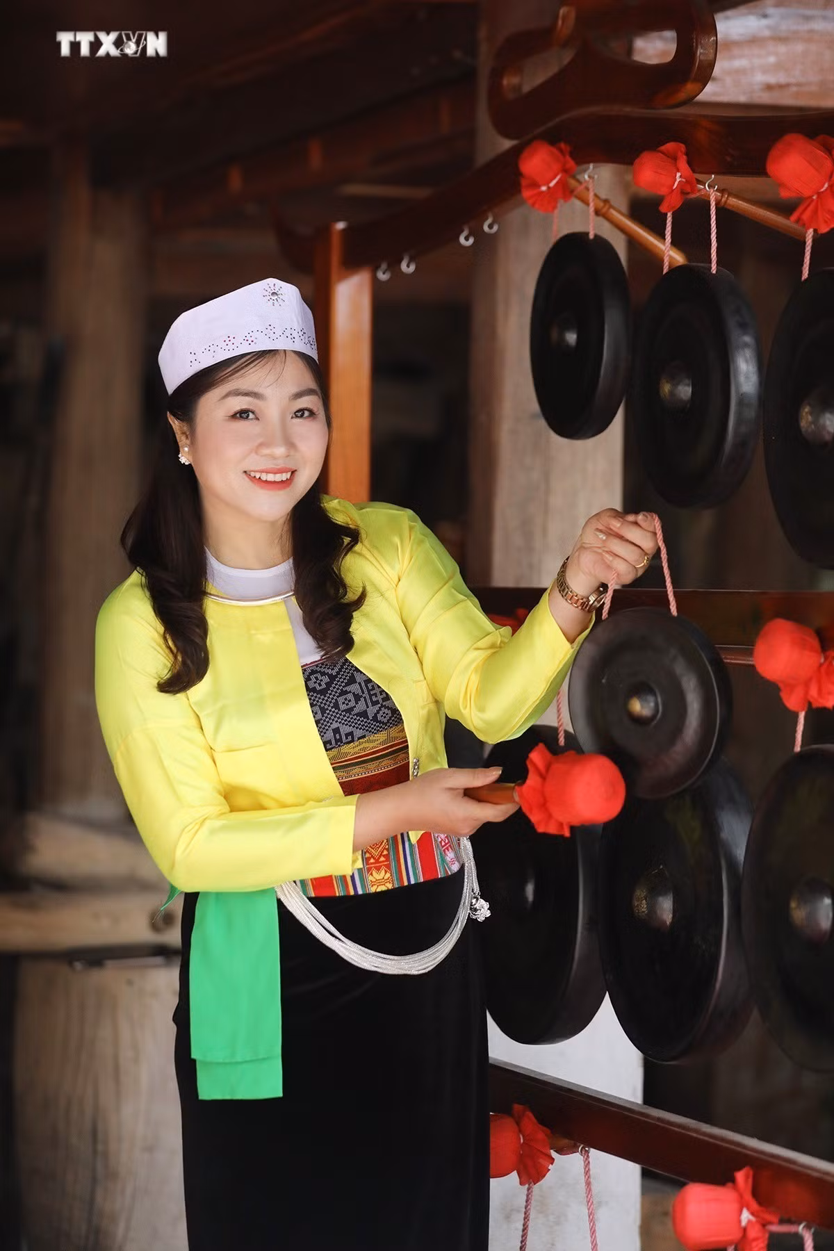 vna_potal_gin_giu_ve_dep_rieng_co_cua_trang_phuc_phu_nu_muong_hoa_binh_7299893.jpg