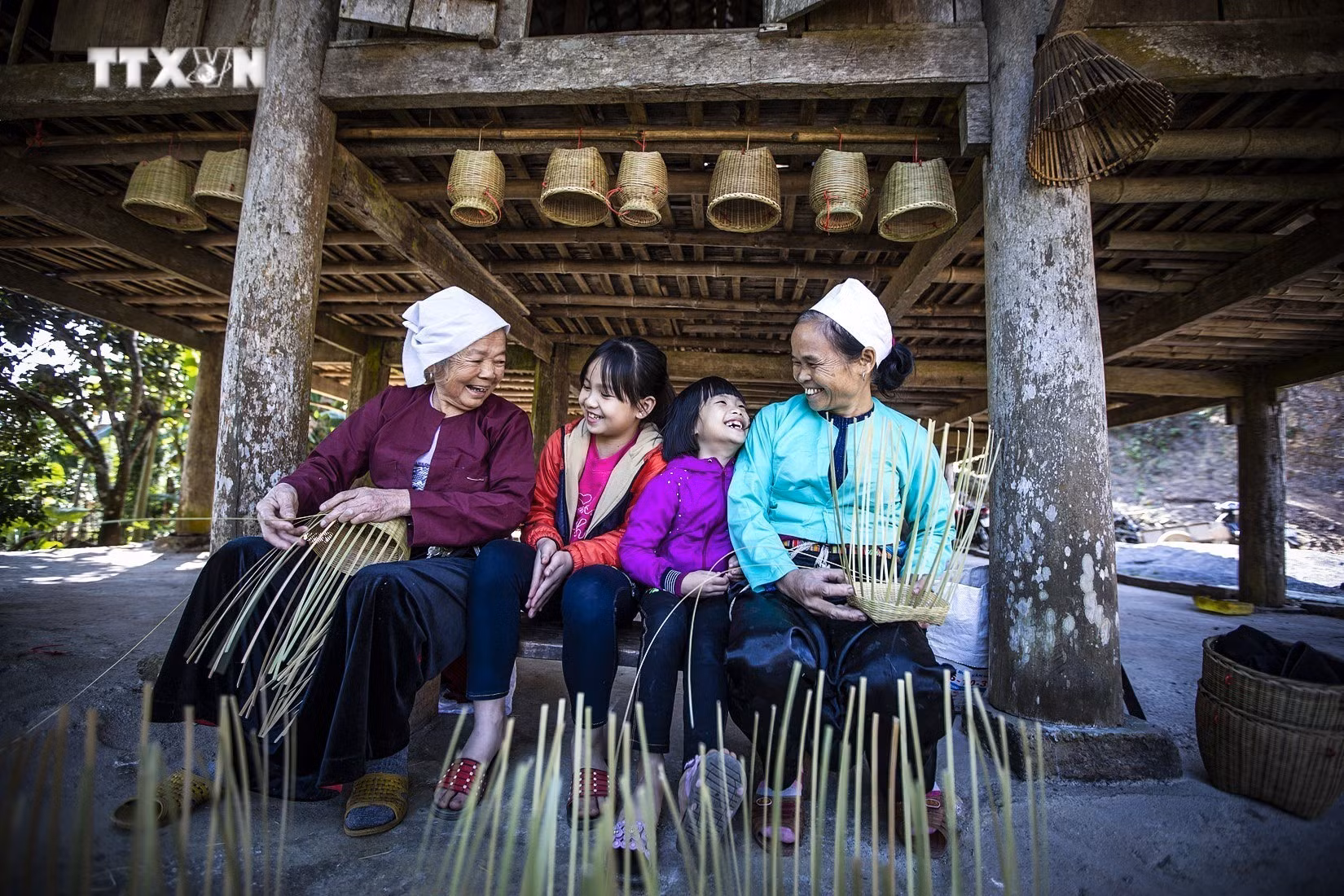 vna_potal_gin_giu_ve_dep_rieng_co_cua_trang_phuc_phu_nu_muong_hoa_binh_7299896.jpg