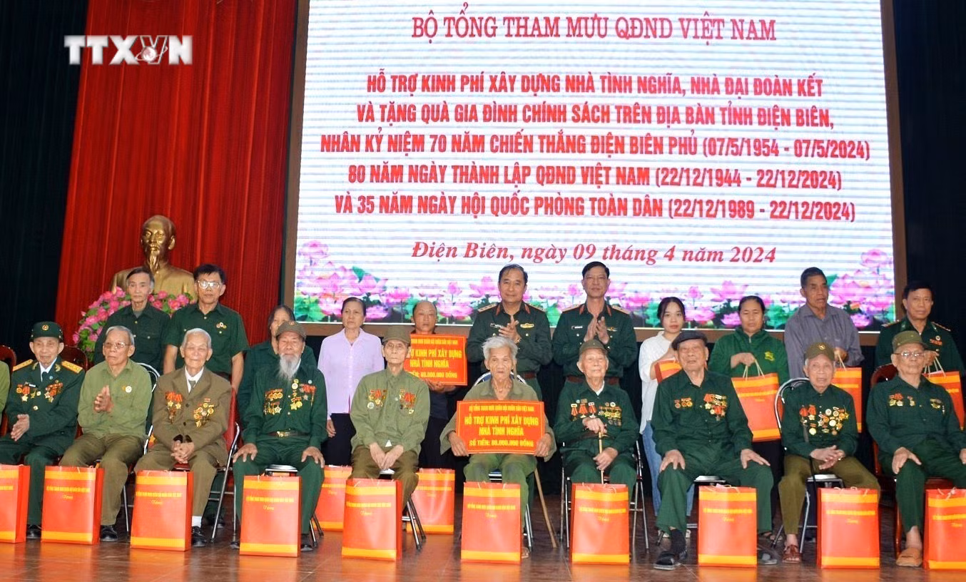 vna_potal_70_nam_chien_thang_dien_bien_phu_bo_tong_tham_muu_qdnd_tang_qua_gia_dinh_chinh_sach_tinh_dien_bien_7314030.jpg