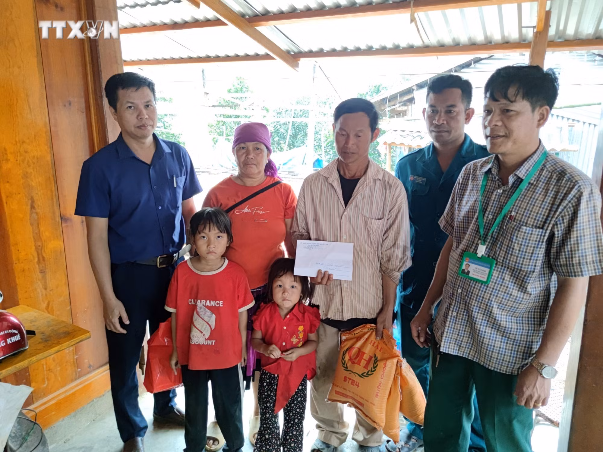 vna_potal_tham_hoi_cac_gia_dinh_bi_thiet_hai_do_giong_loc_o_xa_dak_som_dak_nong_7302779.jpg