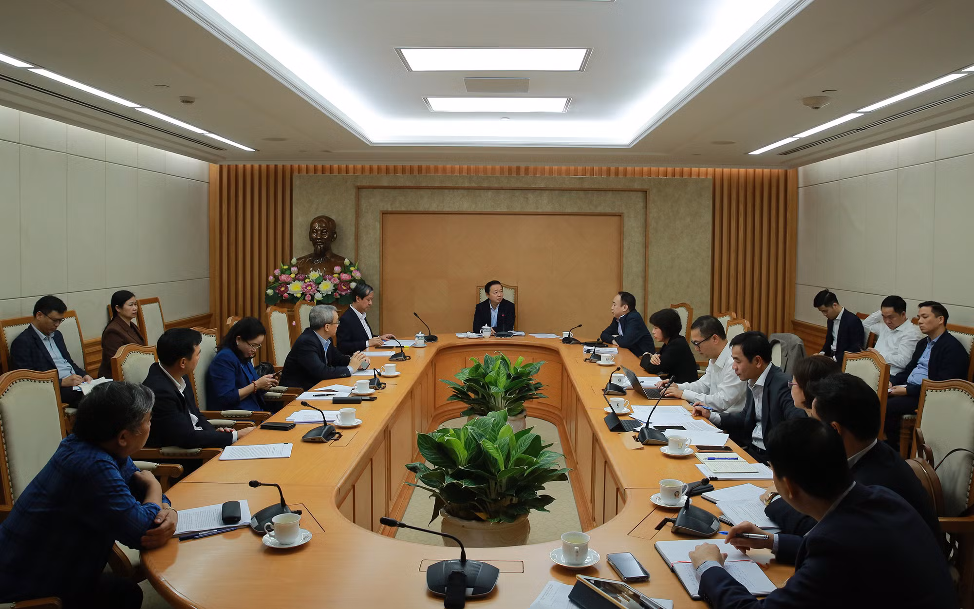Phó Thủ tướng Trần Hồng Hà yêu cầu khẩn trương tháo gỡ khó khăn, vướng mắc trong xuất bản, phát hành sách giáo khoa tiếng dân tộc thiểu số. Ảnh: baochinhphu.vn