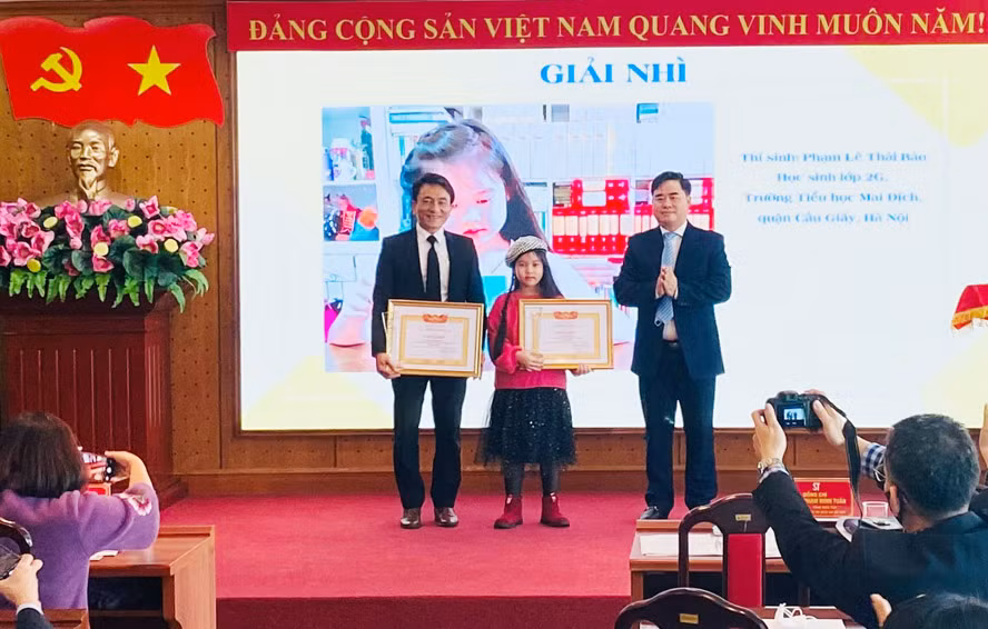 Trao giải cho các thí sinh xuất sắc trong cuộc thi ảnh "Khoảnh khắc cùng sách". Ảnh: hanoimoi.com.vn