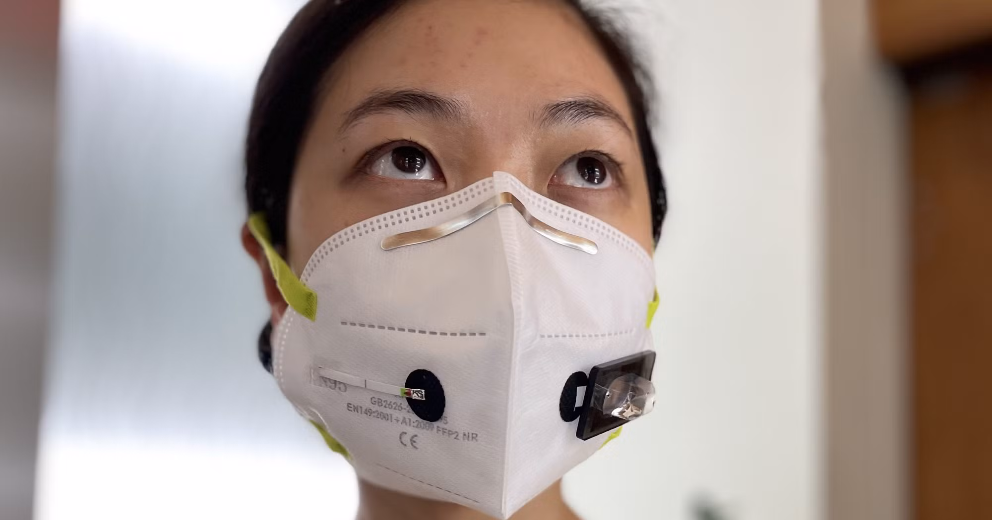 Các nhà khoa học Nhật Bản phát minh khẩu trang phát sáng khi phát hiện virus SARS-CoV-2