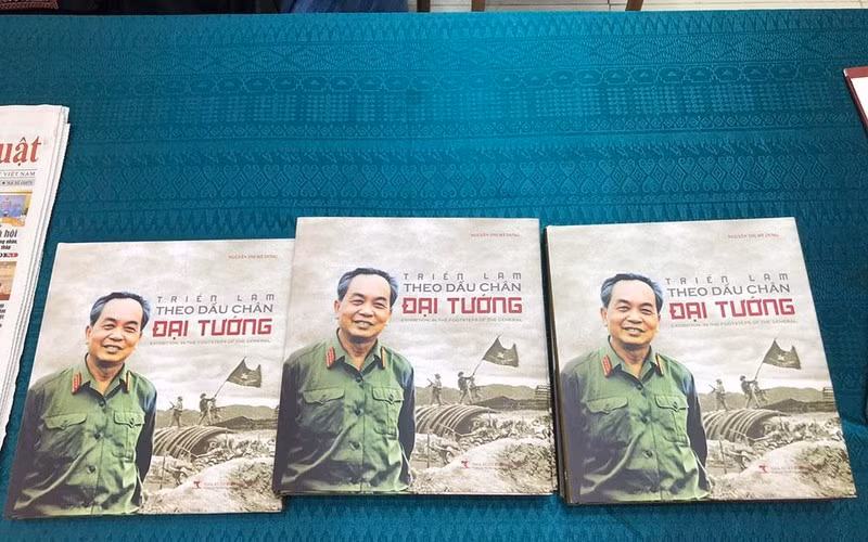 Ra mắt cuốn sách “Triển lãm theo dấu chân Đại tướng”