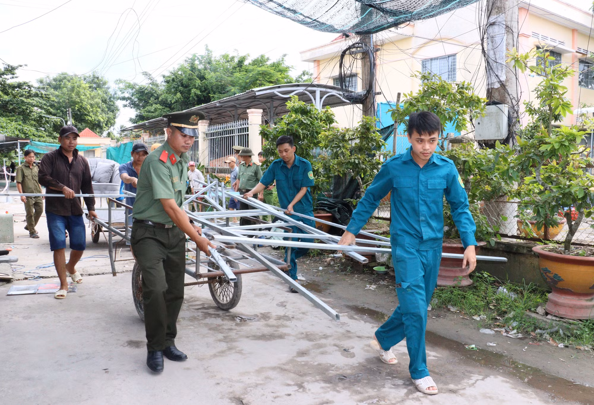 Vĩnh Long: Di dời khẩn cấp 9 hộ dân ra khỏi khu vực sạt lở