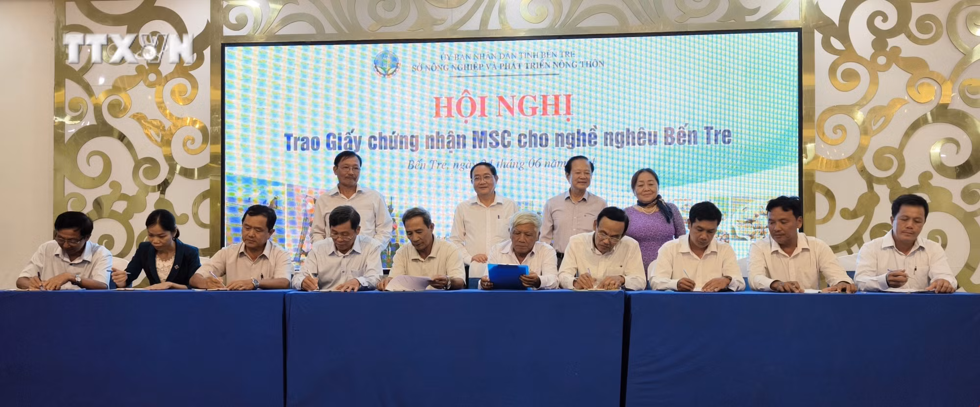 vna_potal_trao_chung_nhan_msc_ngheu_ben_tre_cho_cac_hop_tac_xa_ngheu_7446825.jpg