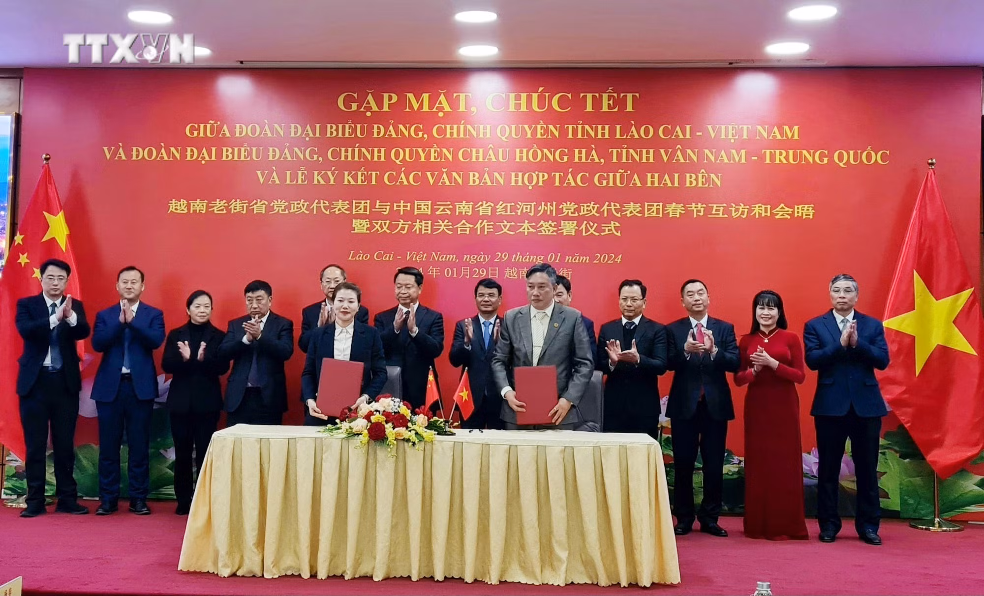 vna_potal_gap_mat_chuc_tet_giua_tinh_lao_cai_va_chau_hong_ha_trung_quoc_7204186.jpg