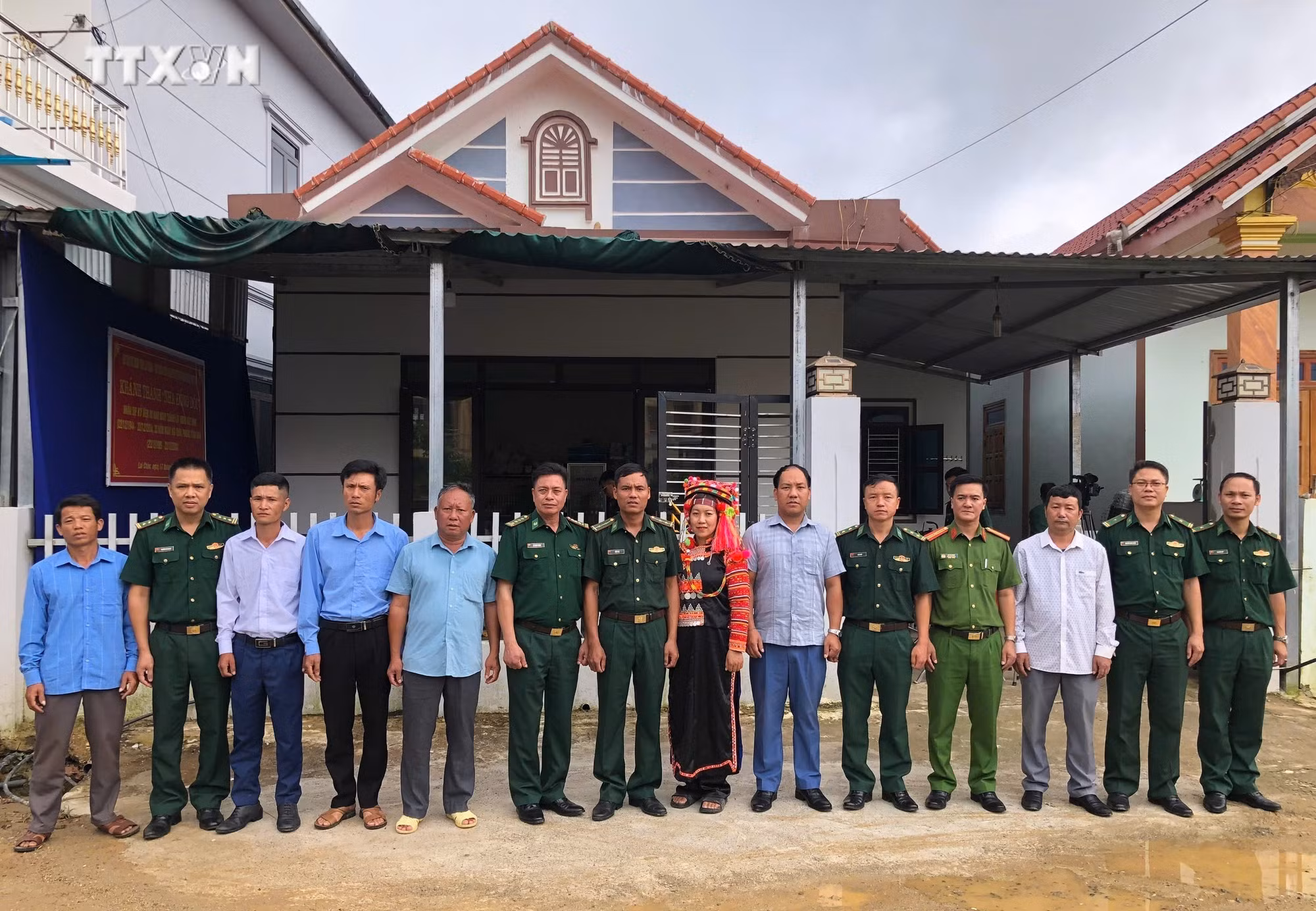 vna_potal_ban_giao_“nha_dong_doi”_cho_chien_si_bien_phong_co_hoan_canh_kho_khan_7542964.jpg