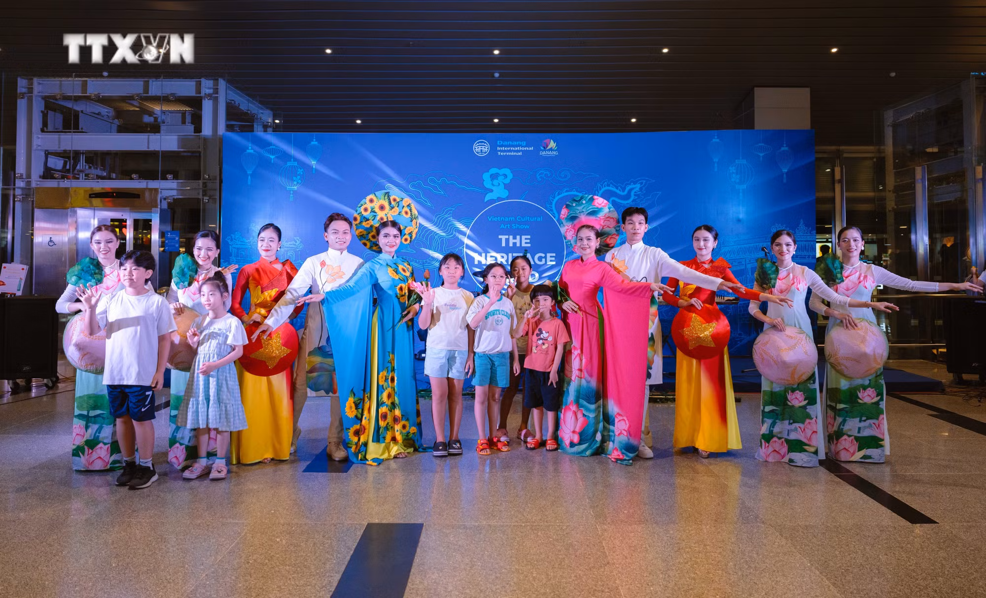 vna_potal_phat_trien_va_lam_moi_“con_duong_di_san”_-_quang_ba_van_hoa_viet_voi_du_khach_quoc_te_7542588.jpg