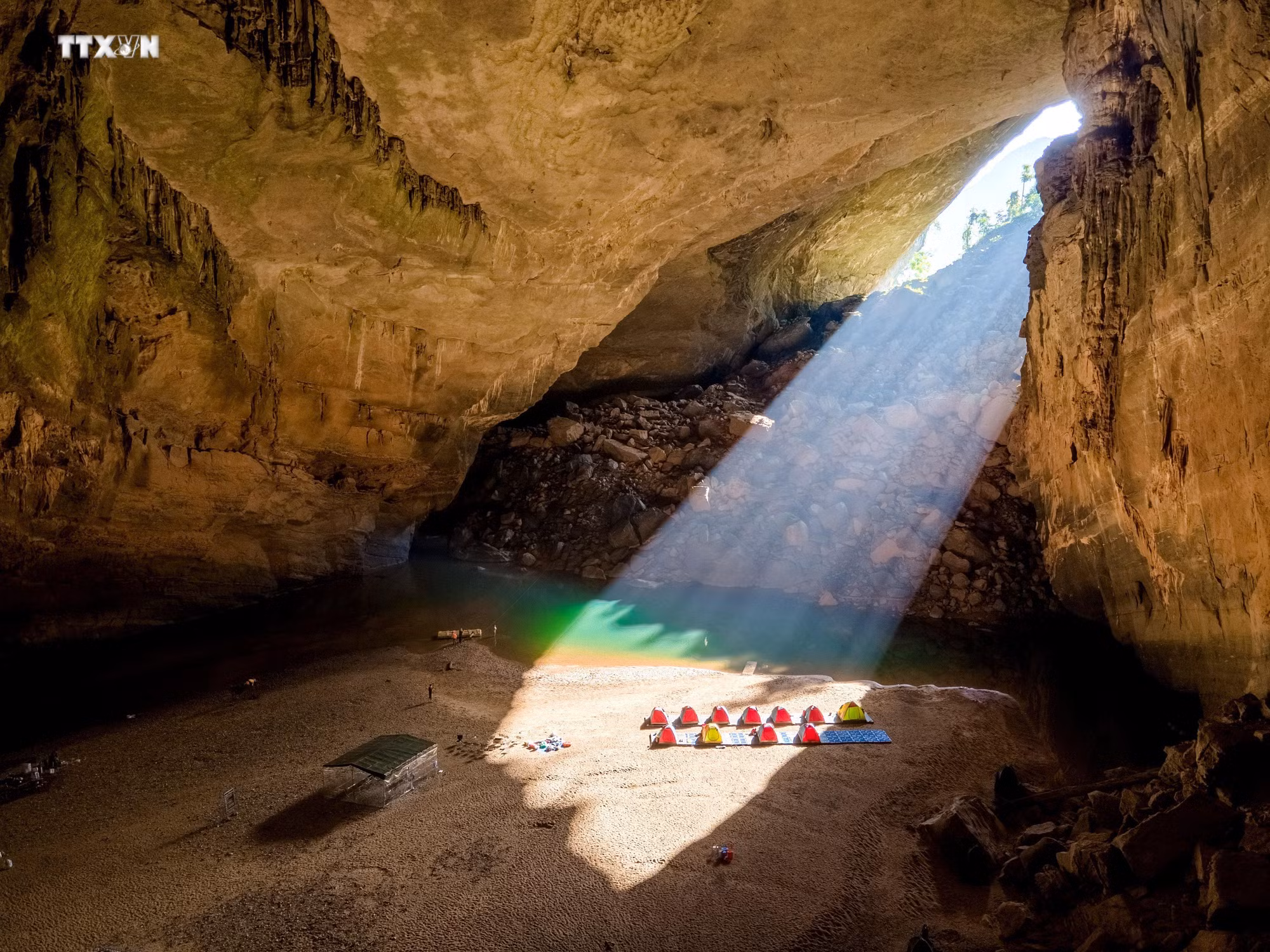 vna_potal__tour_du_lich_tham_hiem_hang_dong_son_doong_nam_2024_da_kin_cho_7144143cp1.jpg