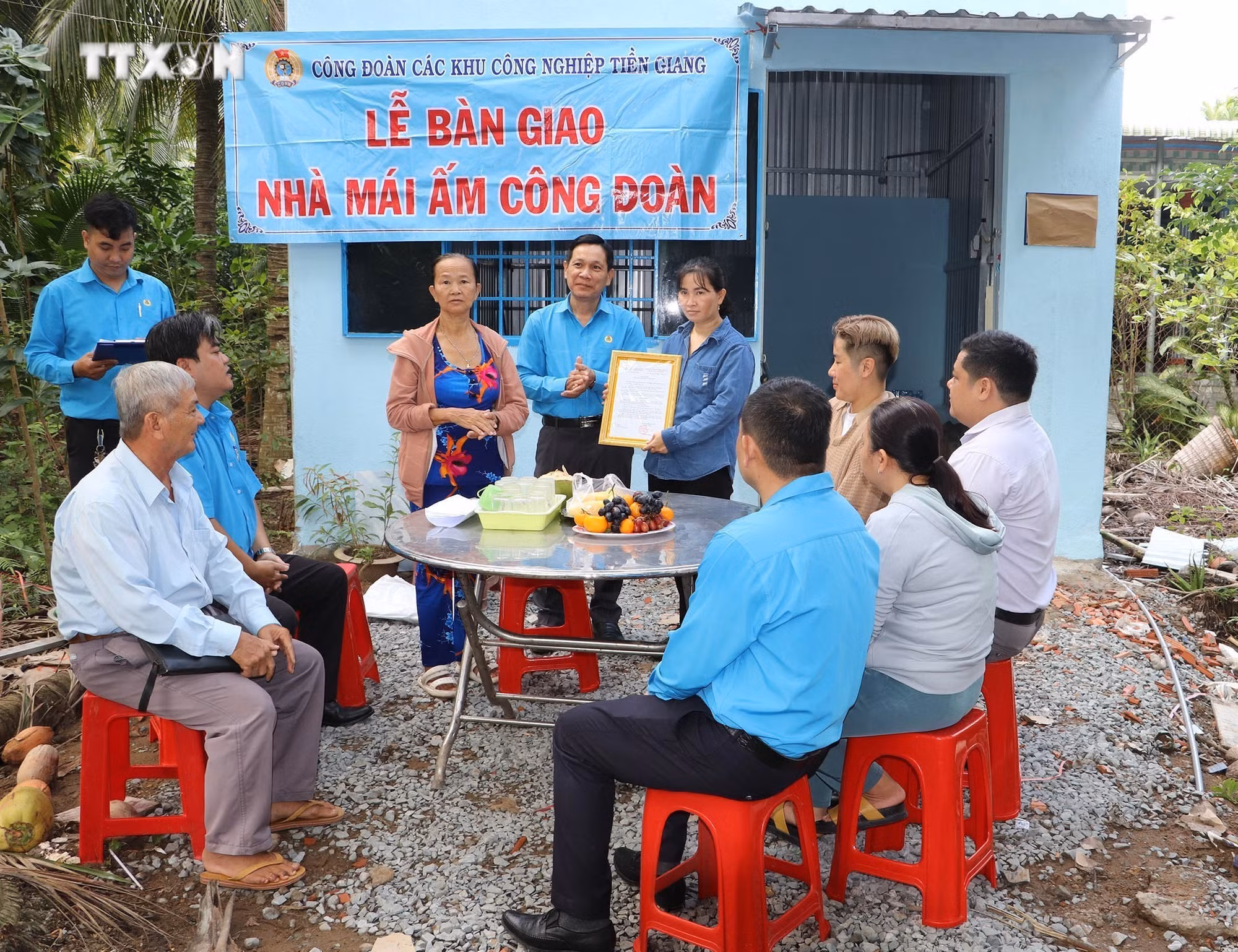 vna_potal_tien_giang_no_luc_xoa_nha_tam_cho_cong_nhan_lao_dong_ngheo_7701641.jpg
