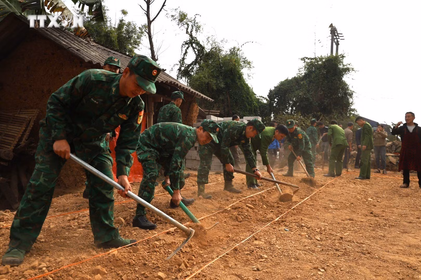vna_potal_chung_tay_“xoa_nha_tam_nha_dot_nat”_noi_dia_dau_cuc_bac_to_quoc_7712648.jpg