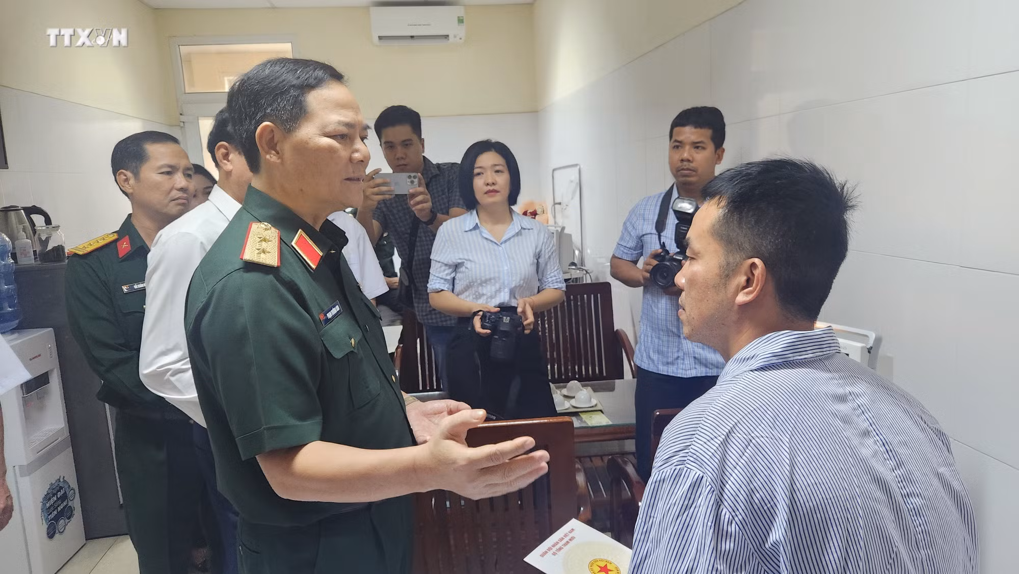 vna_potal_tham_hoi_2_phi_cong_trong_vu_may_bay_quan_su_roi_o_binh_dinh_7691471.jpg