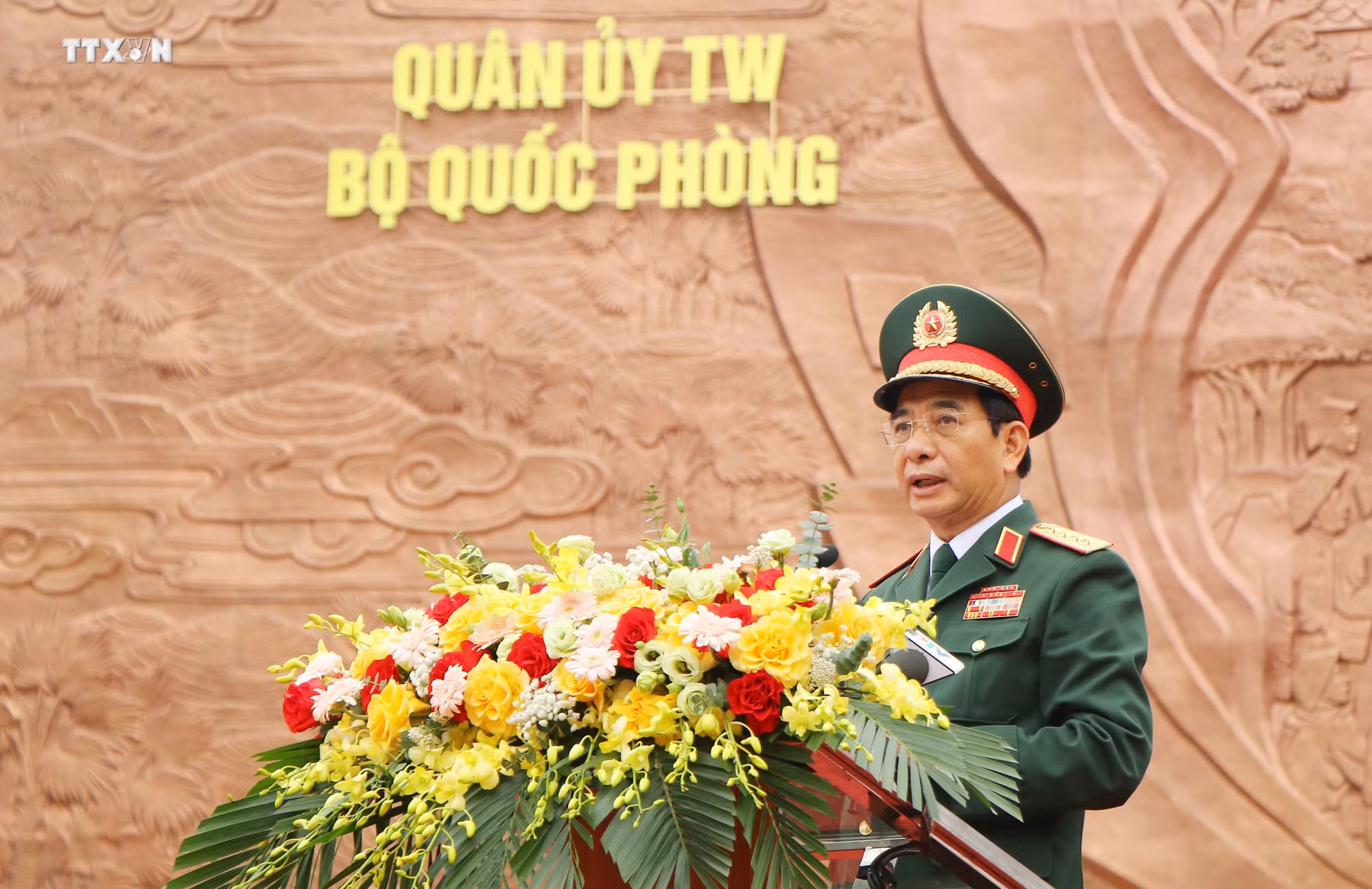 vna_potal_long_trong_khanh_thanh_buc_phu_dieu_“bac_ho_noi_chuyen_voi_can_bo_chien_sy_dai_doan_quan_tien_phong”_tai_den_hung_7312081.jpg