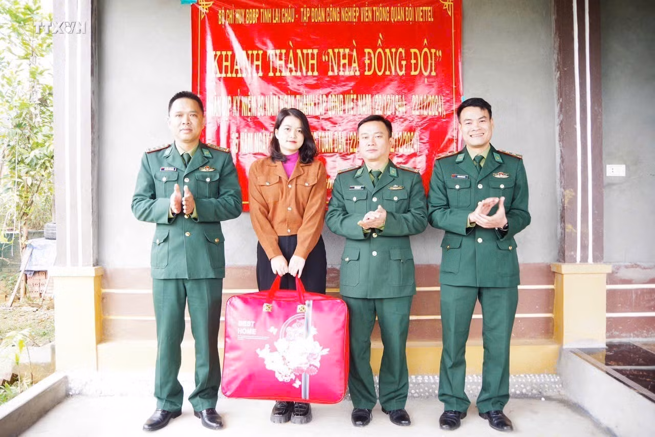 Lai Châu: Bàn giao “Nhà đồng đội” tặng quân nhân khó khăn