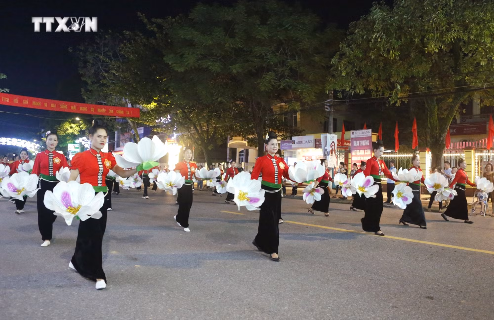 vna_potal__yen_bai_khai_mac_le_hoi_van_hoa_du_lich_muong_lo_2023__7009643.jpg
