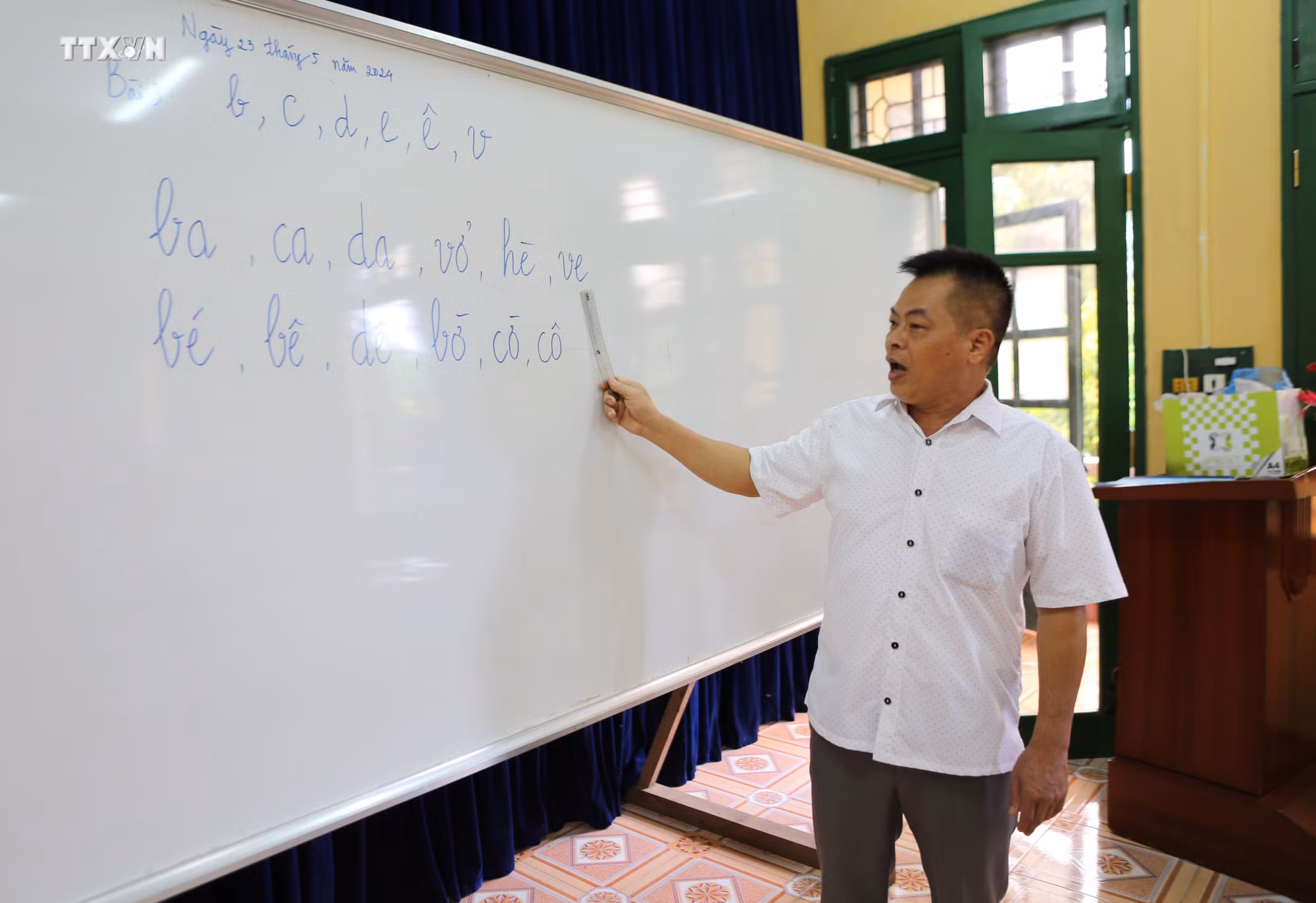 vna_potal_lop_hoc_dac_biet_tren_dao_cai_nghien_giua_long_ho_thac_ba_yen_bai_7452896.jpg