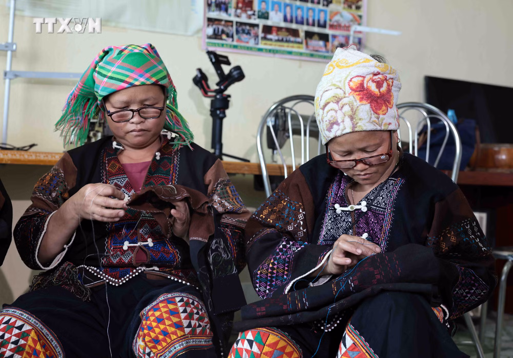vna_potal_trang_phuc_truyen_thong_-_net_van_hoa_dac_sac_cua_nguoi_lo_lo_7458381.jpg