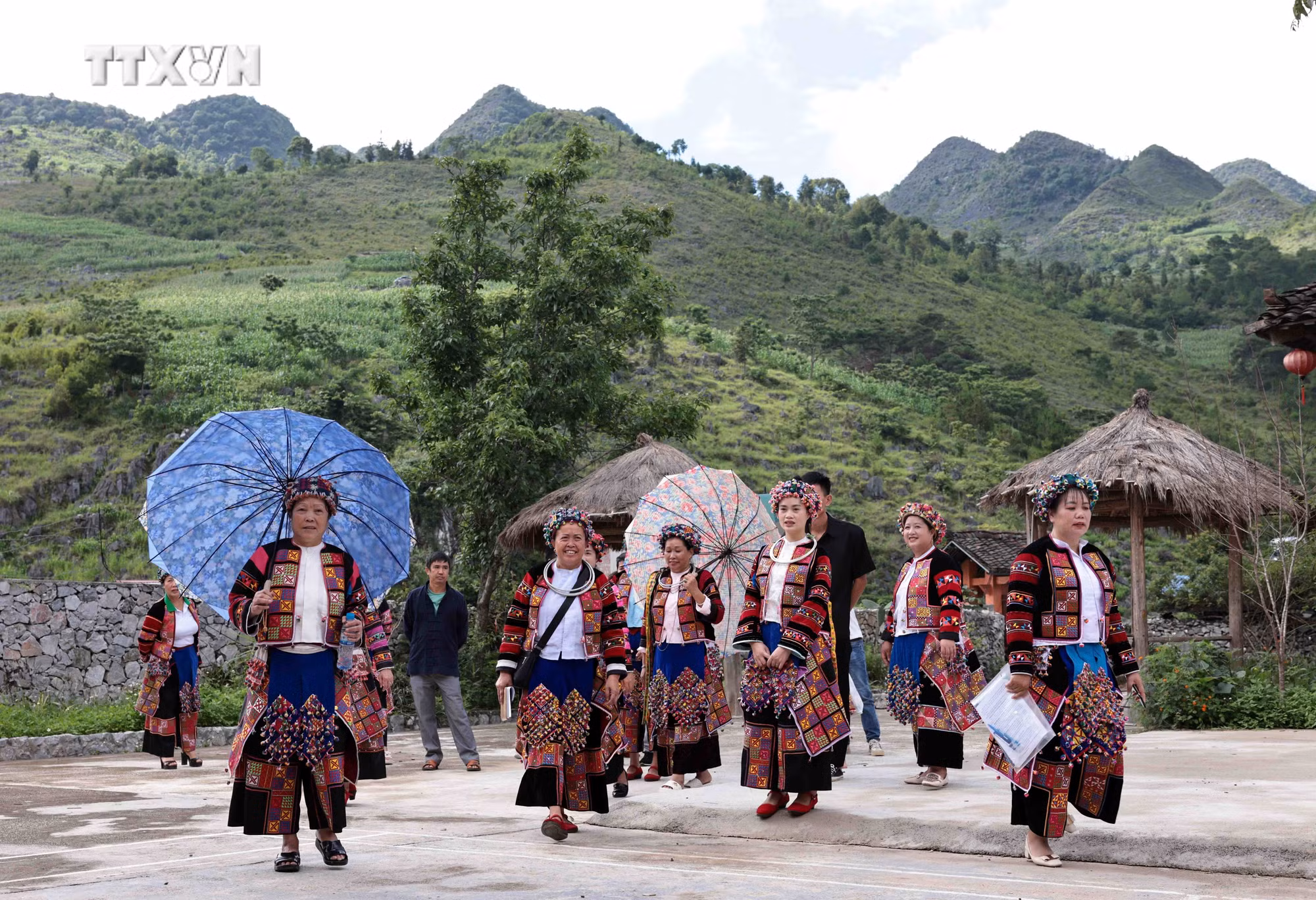 vna_potal_trang_phuc_truyen_thong_-_net_van_hoa_cua_nguoi_lo_lo_7458396.jpg