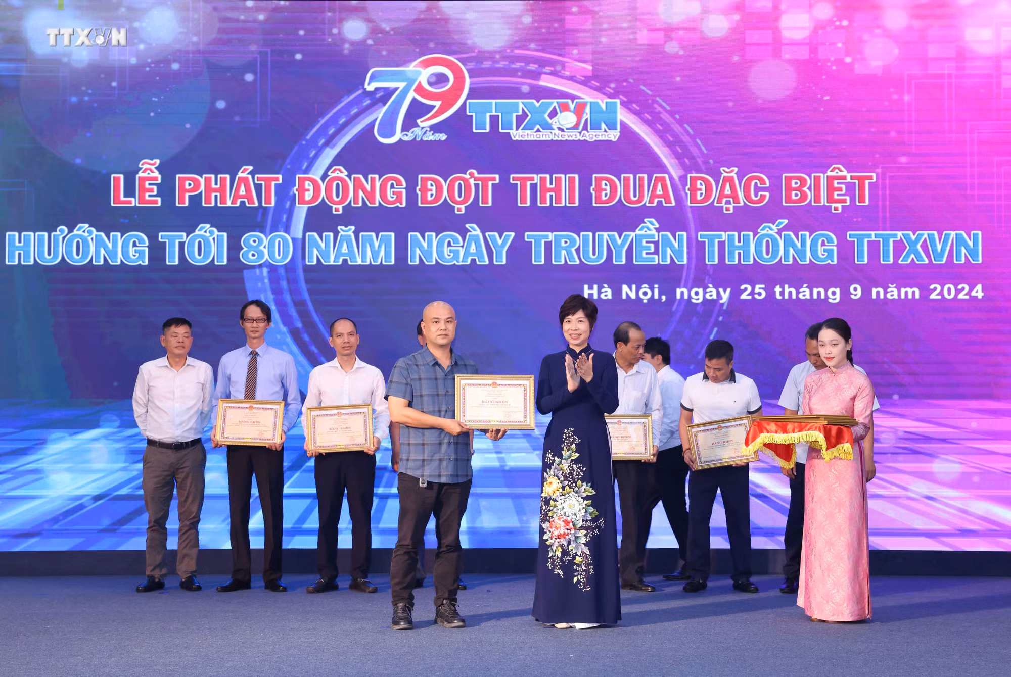vna_potal_le_phat_dong_thi_dua_dac_biet_huong_toi_80_nam_ngay_truyen_thong_thong_tan_xa_viet_nam_7616344.jpg