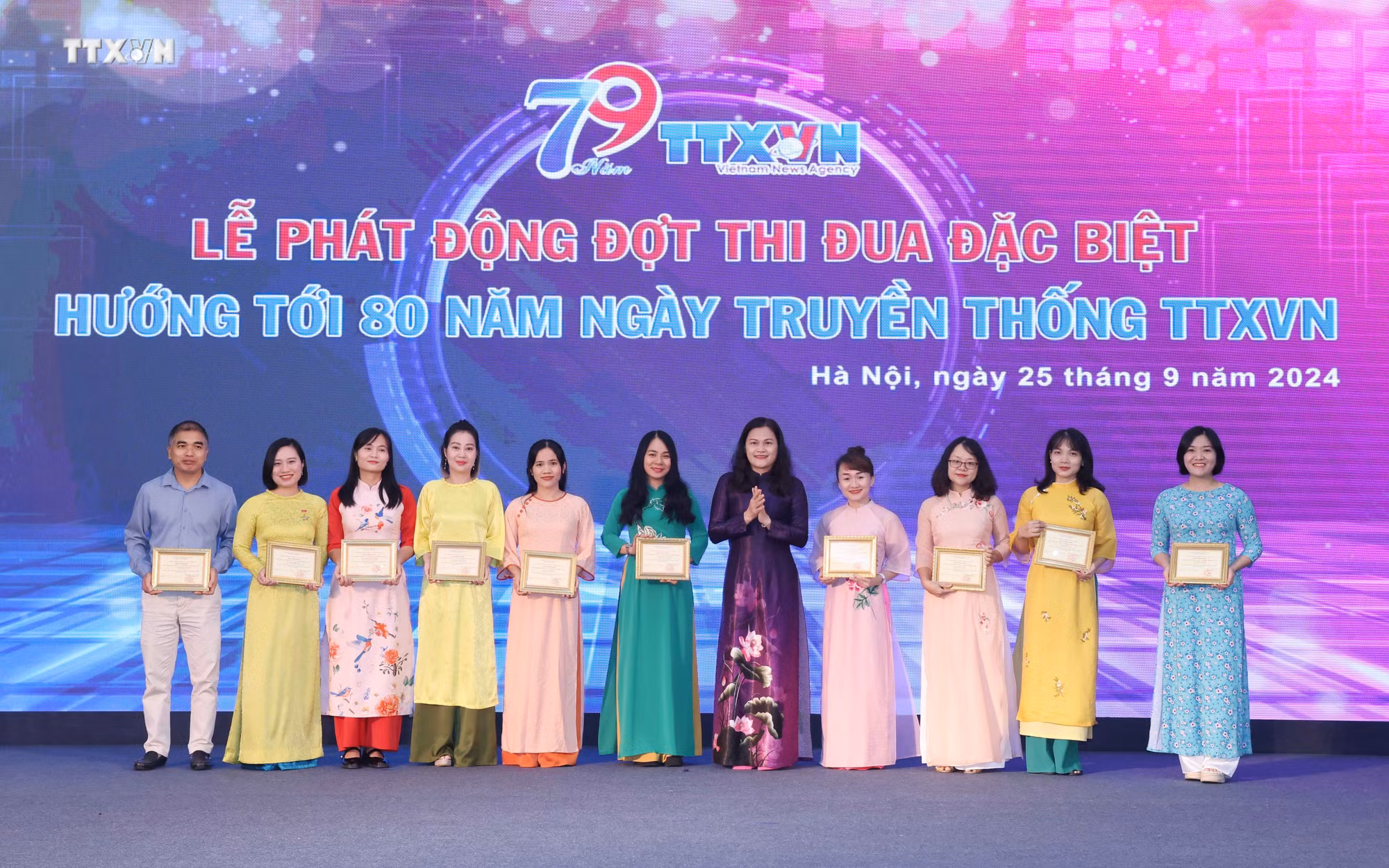 vna_potal_le_phat_dong_thi_dua_dac_biet_huong_toi_80_nam_ngay_truyen_thong_thong_tan_xa_viet_nam_7616324.jpg