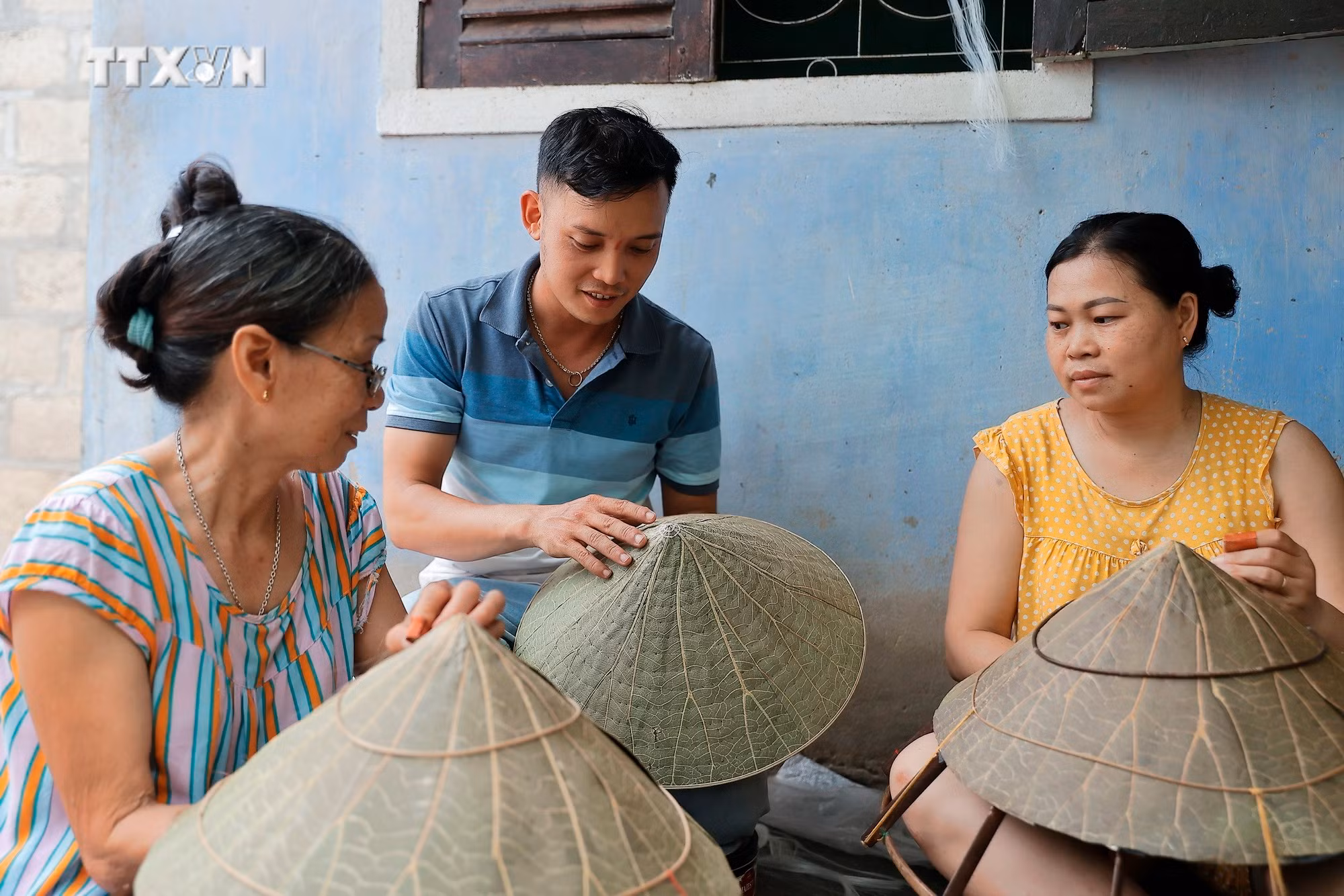 vna_potal_du_lich_viet_nam_non_la_sen_san_pham_doc_dao_xu_hue_7540418.jpg