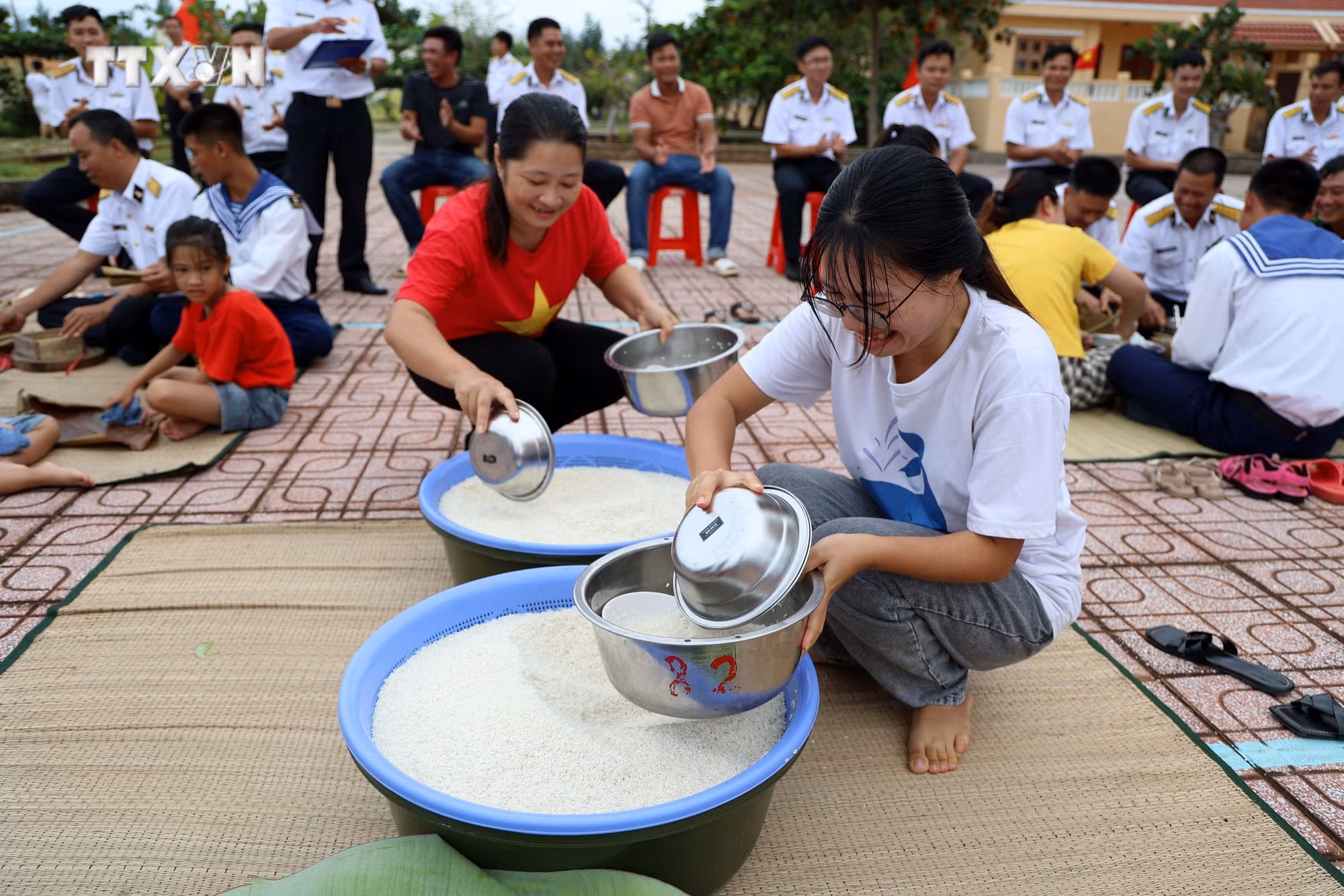vna_potal_quan_dan_o_truong_sa_thi_goi_banh_chung_don_tet_7211491.jpg