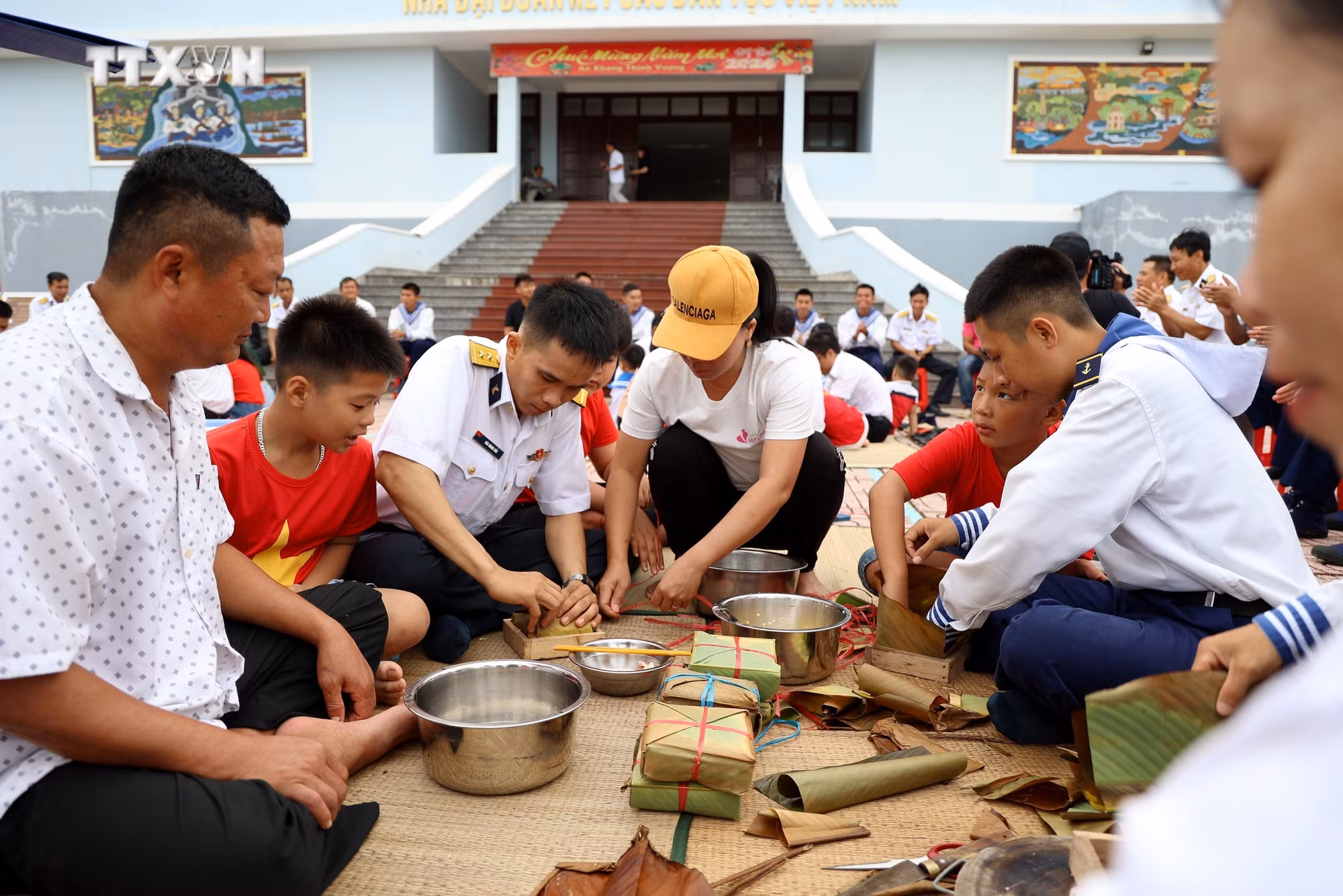 vna_potal_quan_dan_o_truong_sa_thi_goi_banh_chung_don_tet_7211475.jpg