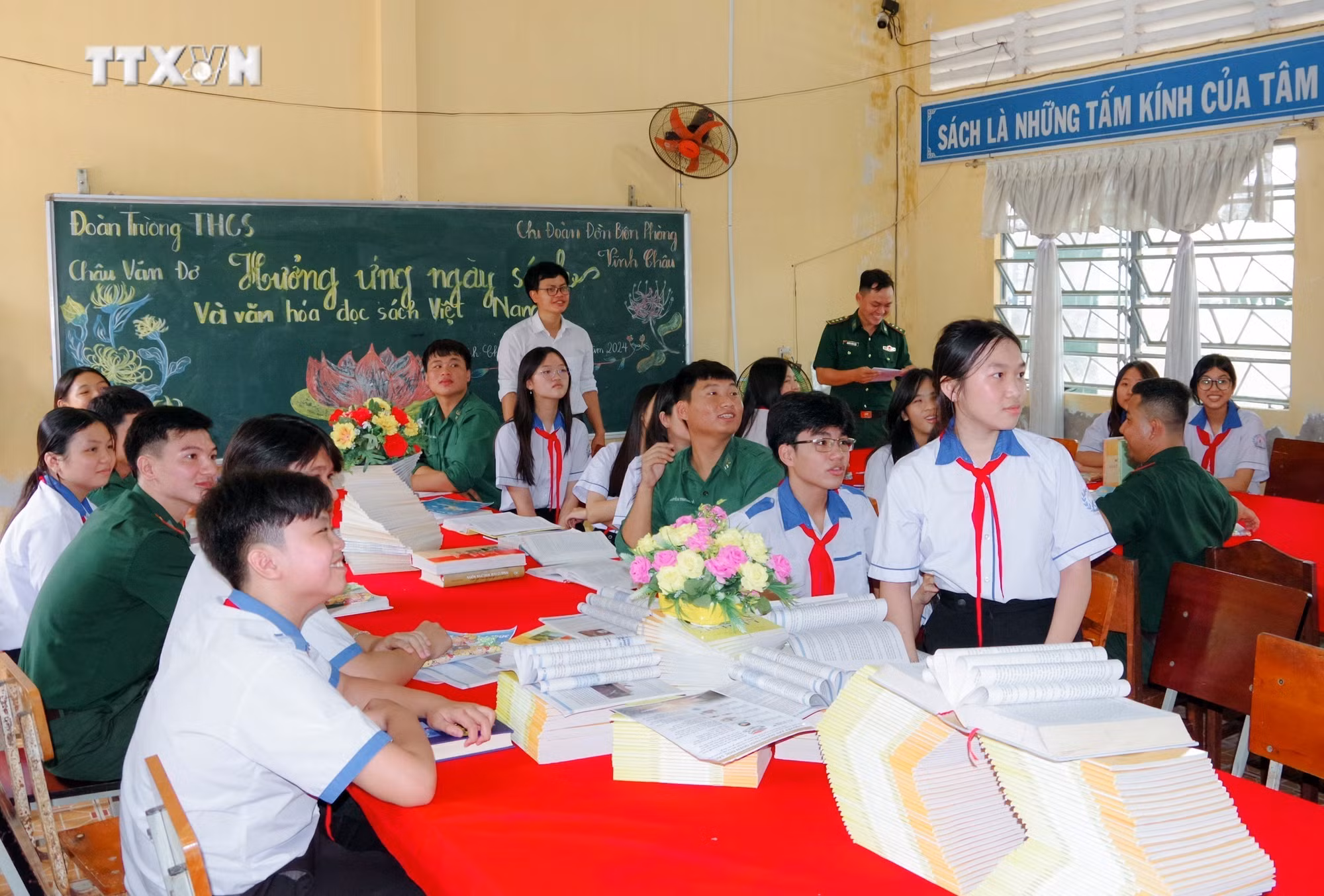 vna_potal_bien_phong_soc_trang_dua_van_hoa_doc_ve_voi_nguoi_dan_khu_vuc_bien_gioi_bien_7332461.jpg
