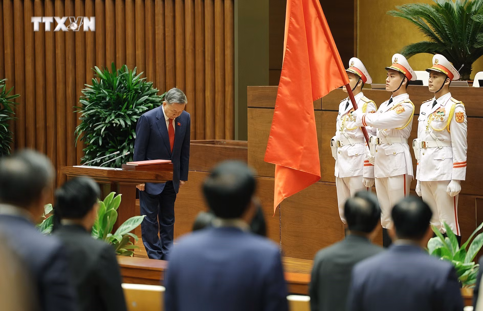 vna_potal_dong_chi_to_lam_duoc_bau_giu_chuc_chu_tich_nuoc_chxhcn_viet_nam_7388890.jpg
