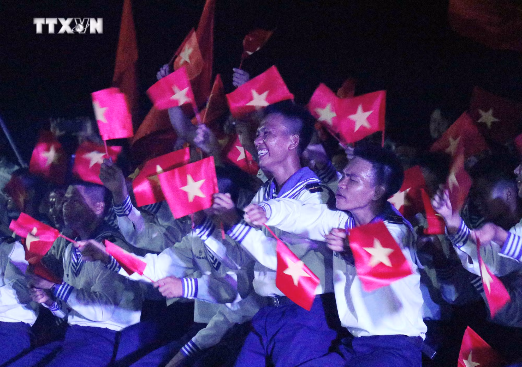 vna_potal_mang_tinh_yeu_den_truong_sa_nhan_niem_tin_khi_tro_ve__7380958.jpg