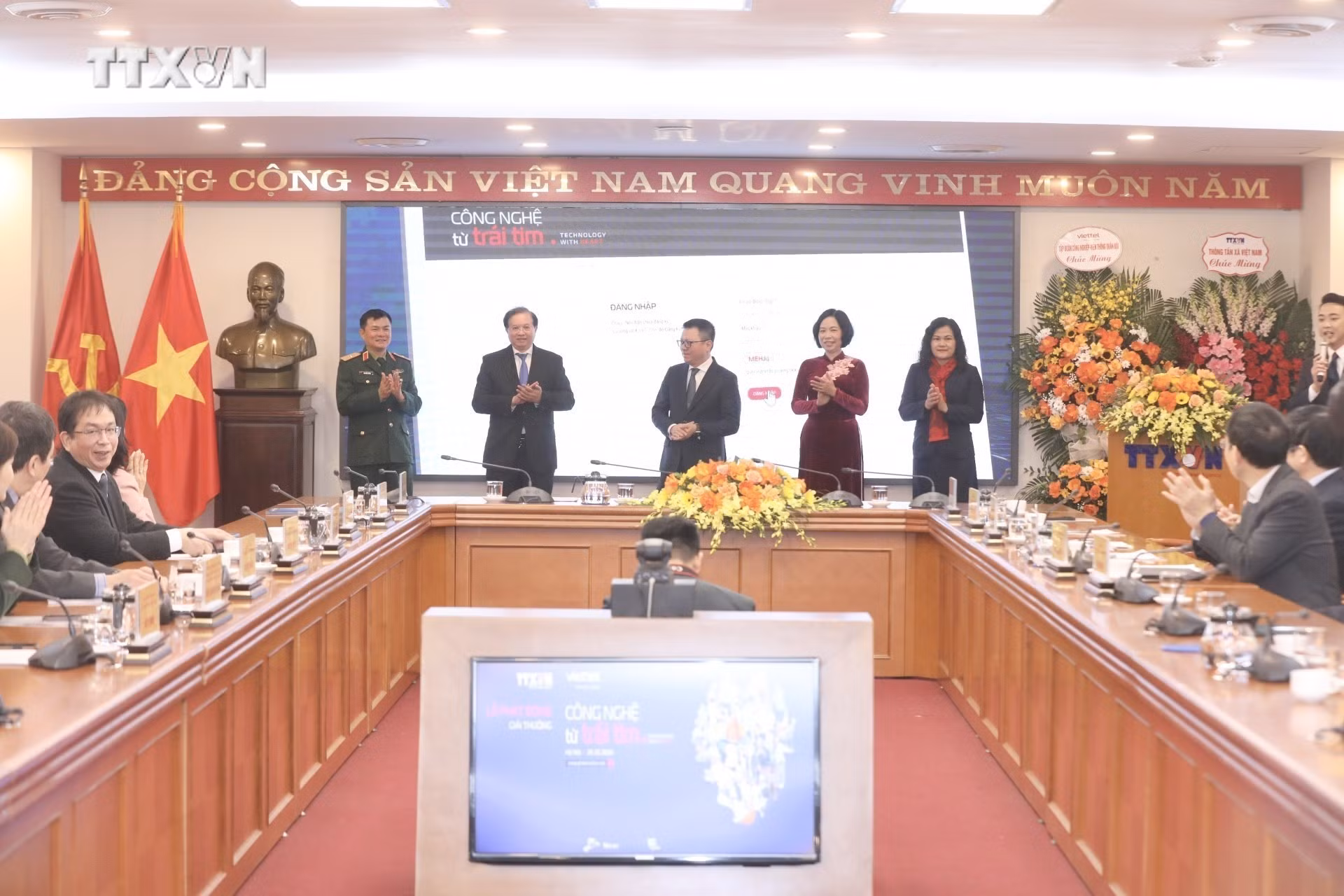 vna_potal_phat_dong_giai_thuong_anh_va_video_clip_voi_chu_de_“cong_nghe_tu_trai_tim_–_technology_with_heart_7197328.jpeg