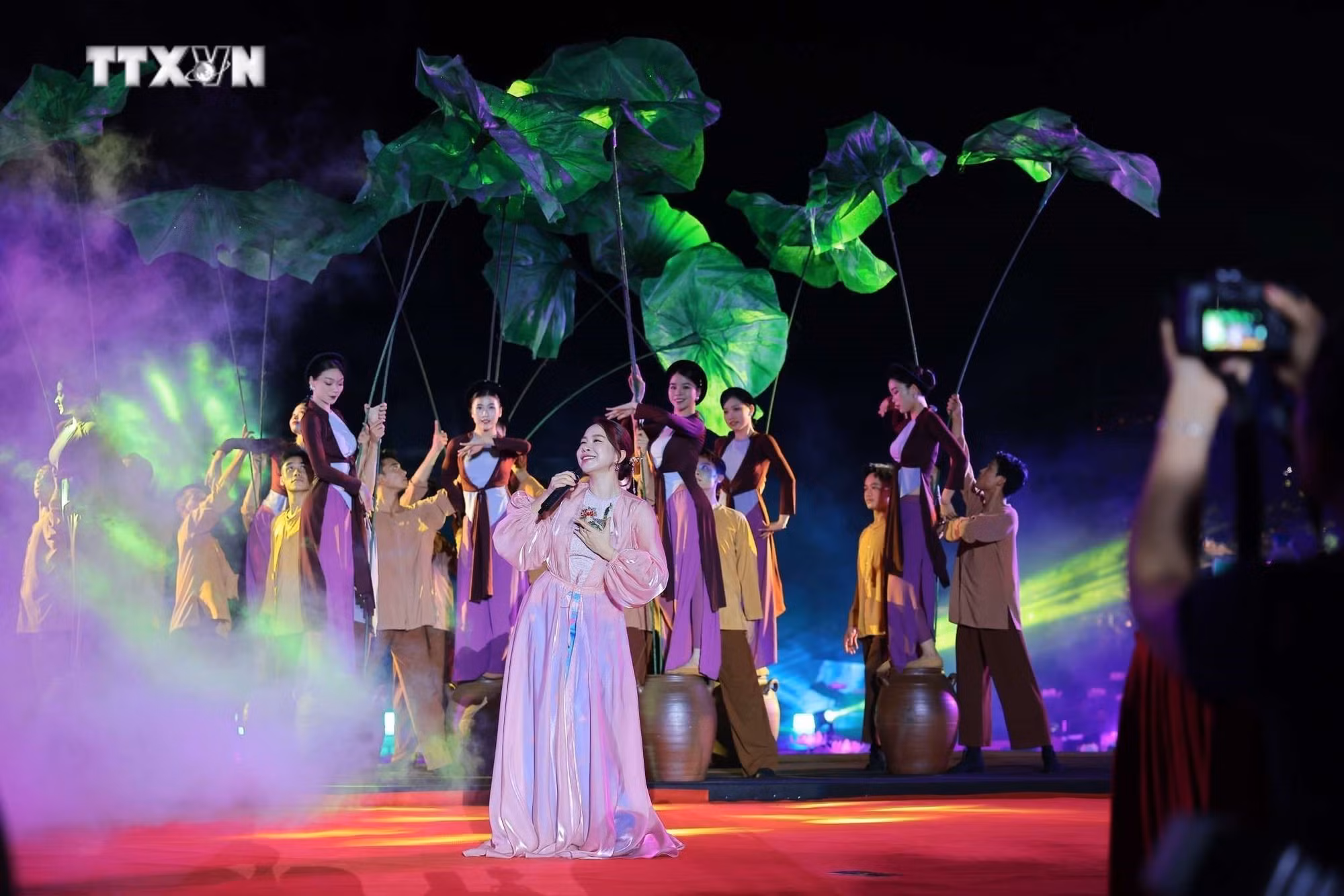 vna_potal_le_khai_mac_sac_sen_ha_noi_7479728 (1).jpg