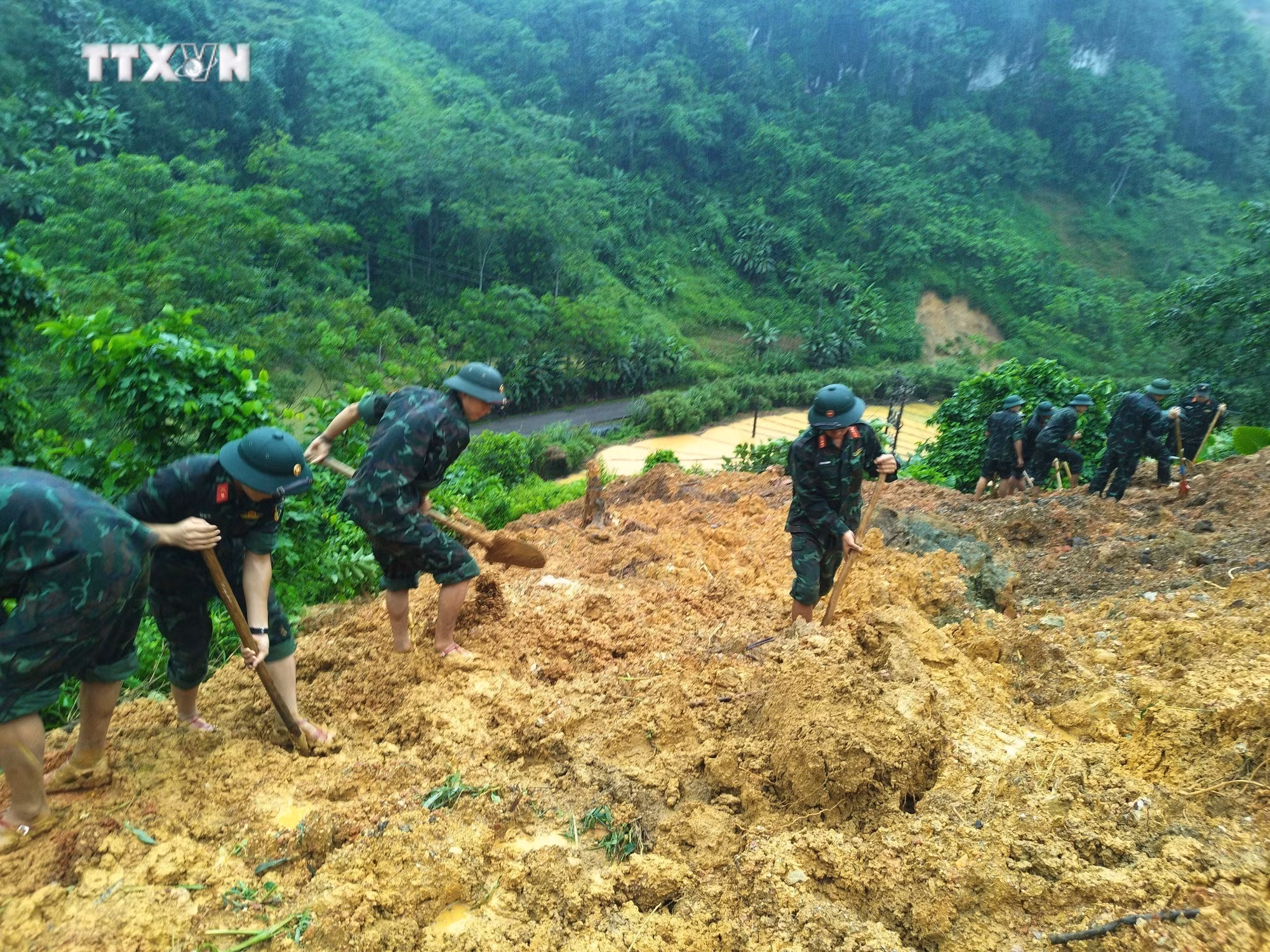 vna_potal_ha_giang_sat_lo_vui_lap_xe_o_to_khach_khien_5_nguoi_chet_4_nguoi_bi_thuong_7480071.jpg