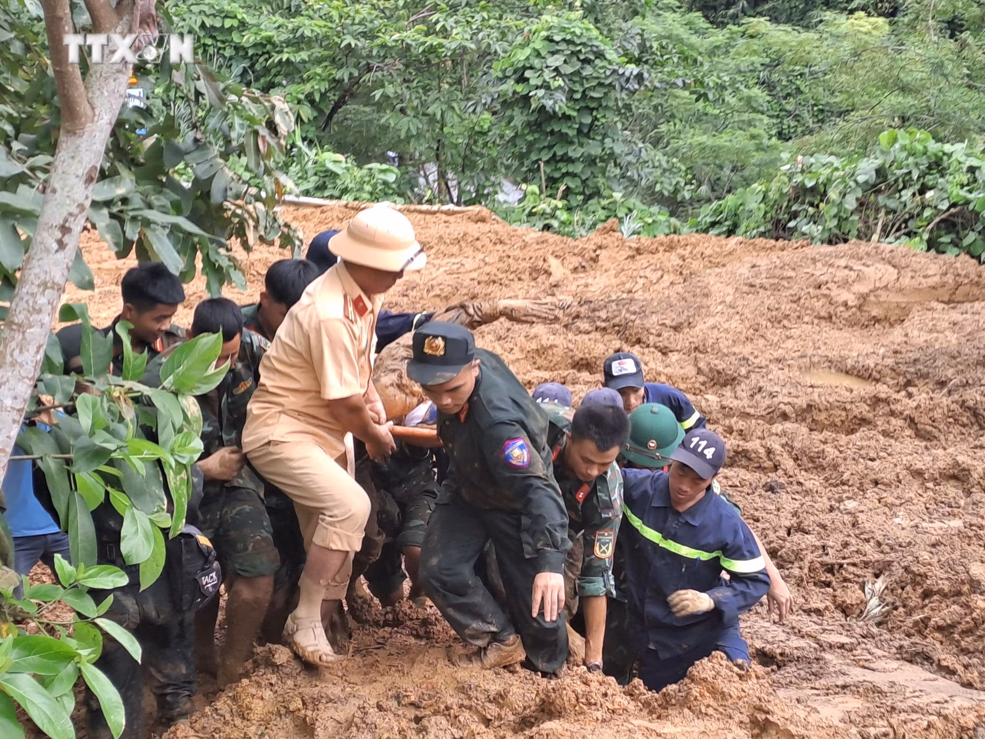 vna_potal_sat_lo_dat_vui_lap_o_to_khach_o_ha_giang_8_nguoi_chet_4_nguoi_bi_thuong_7480311.jpg