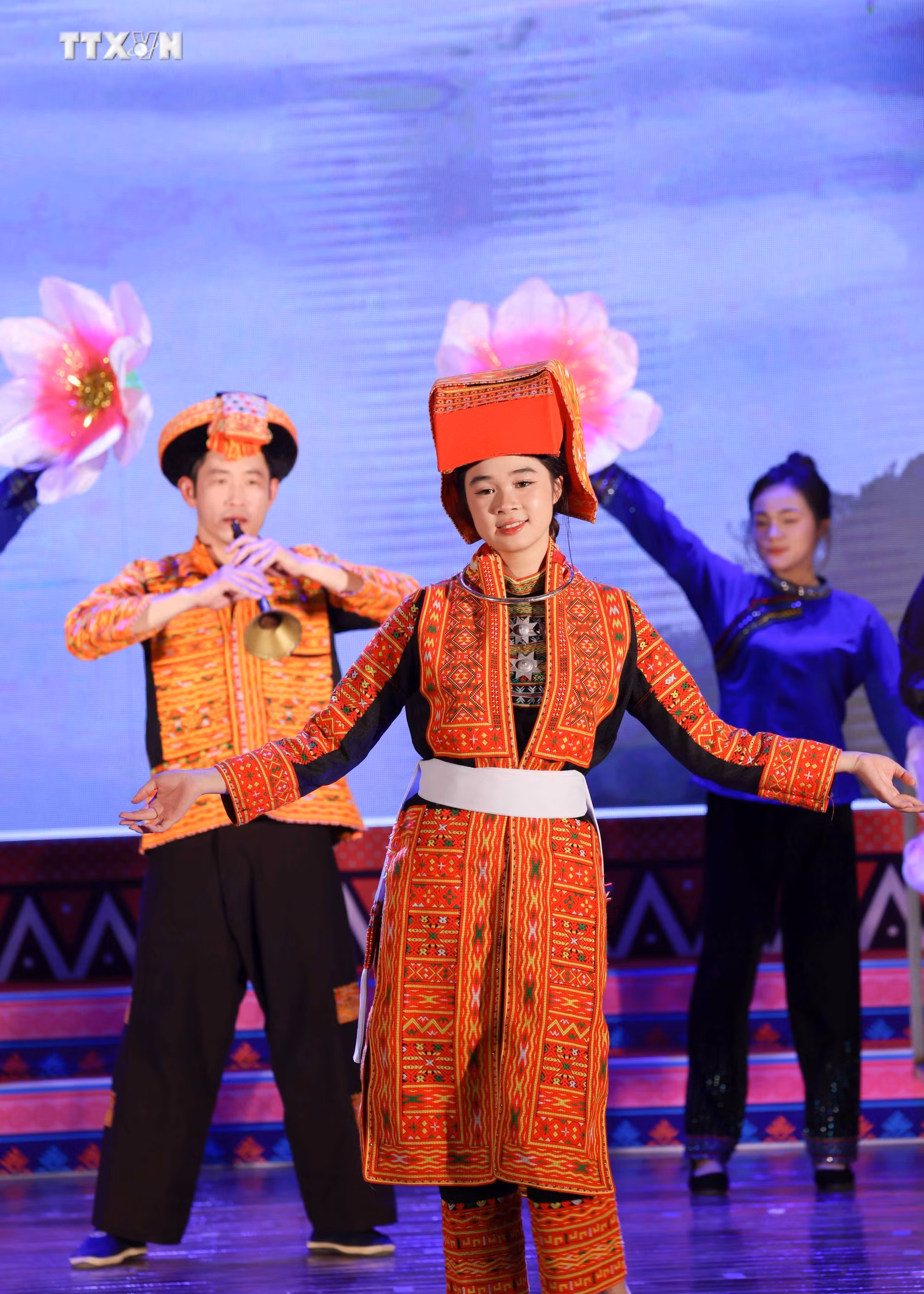vna_potal_lien_hoan_van_nghe_va_trinh_dien_trang_phuc_cac_dan_toc_vung_dong_bac_7684939.jpg