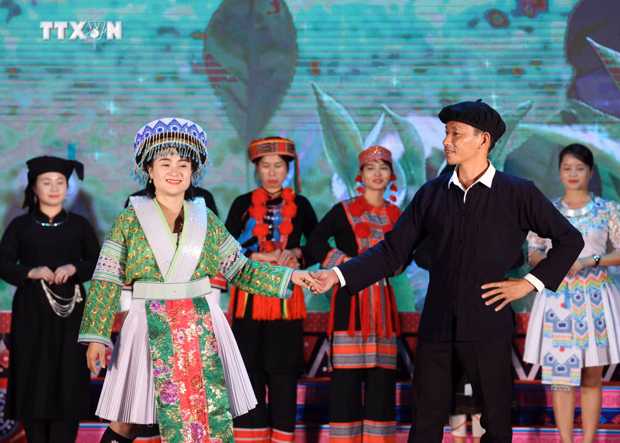 vna_potal_lien_hoan_van_nghe_va_trinh_dien_trang_phuc_cac_dan_toc_vung_dong_bac_7684944.jpg